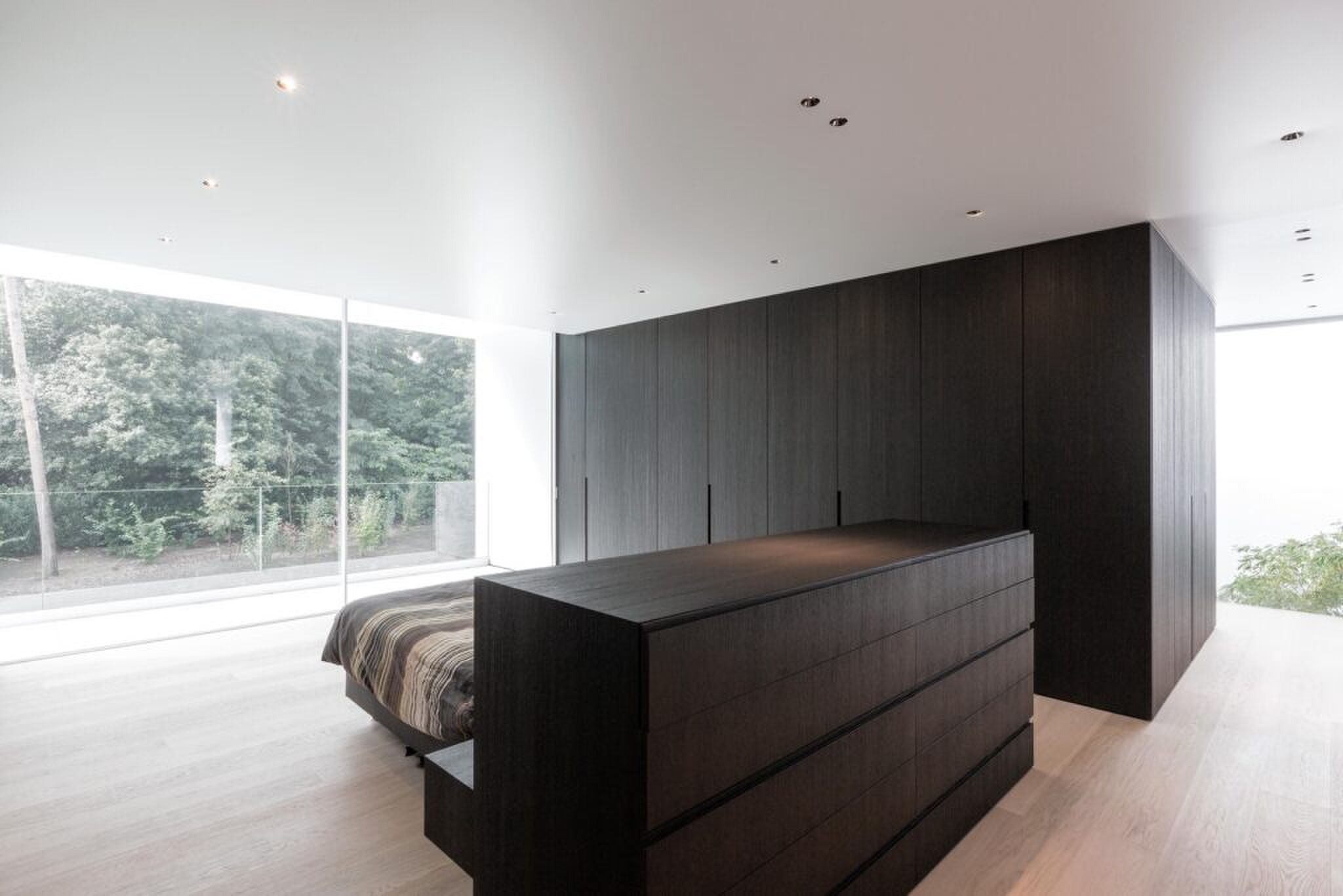 De mastersuite met op maat gemaakte kasten.