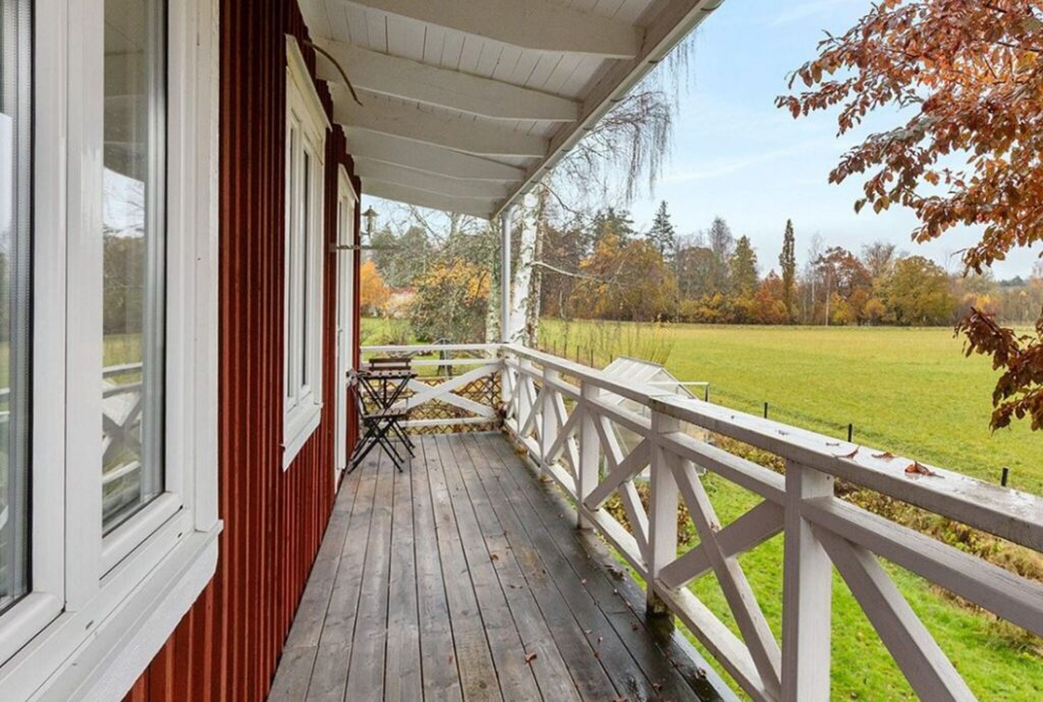 Het balkon met uitzicht op de natuur.