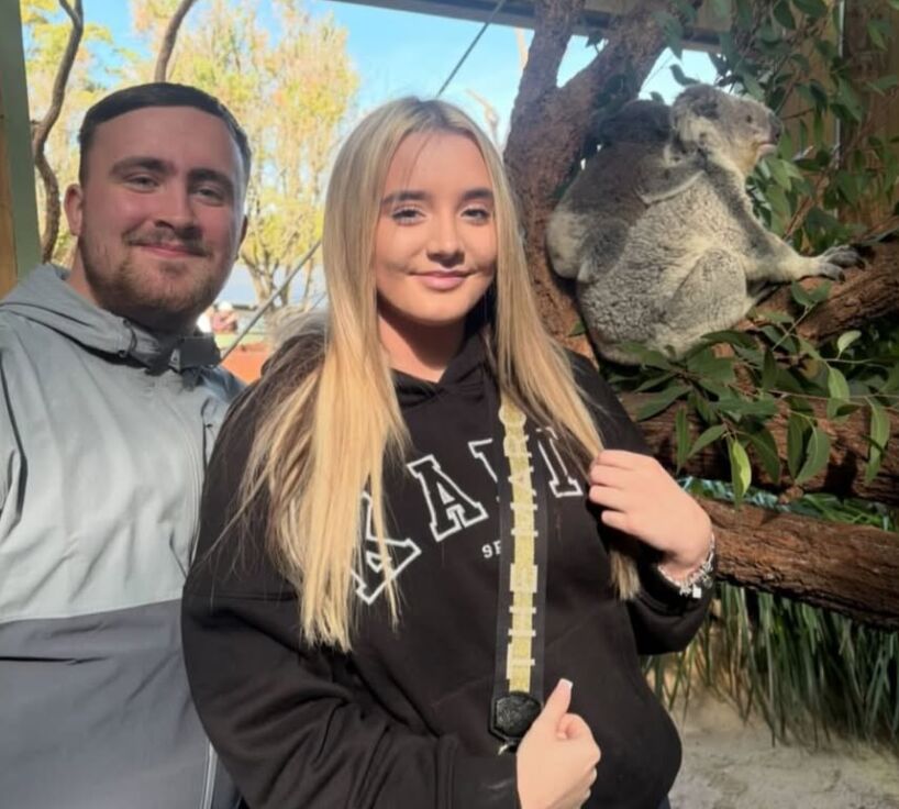 Luke Littler met zijn vriendin Faith Millar