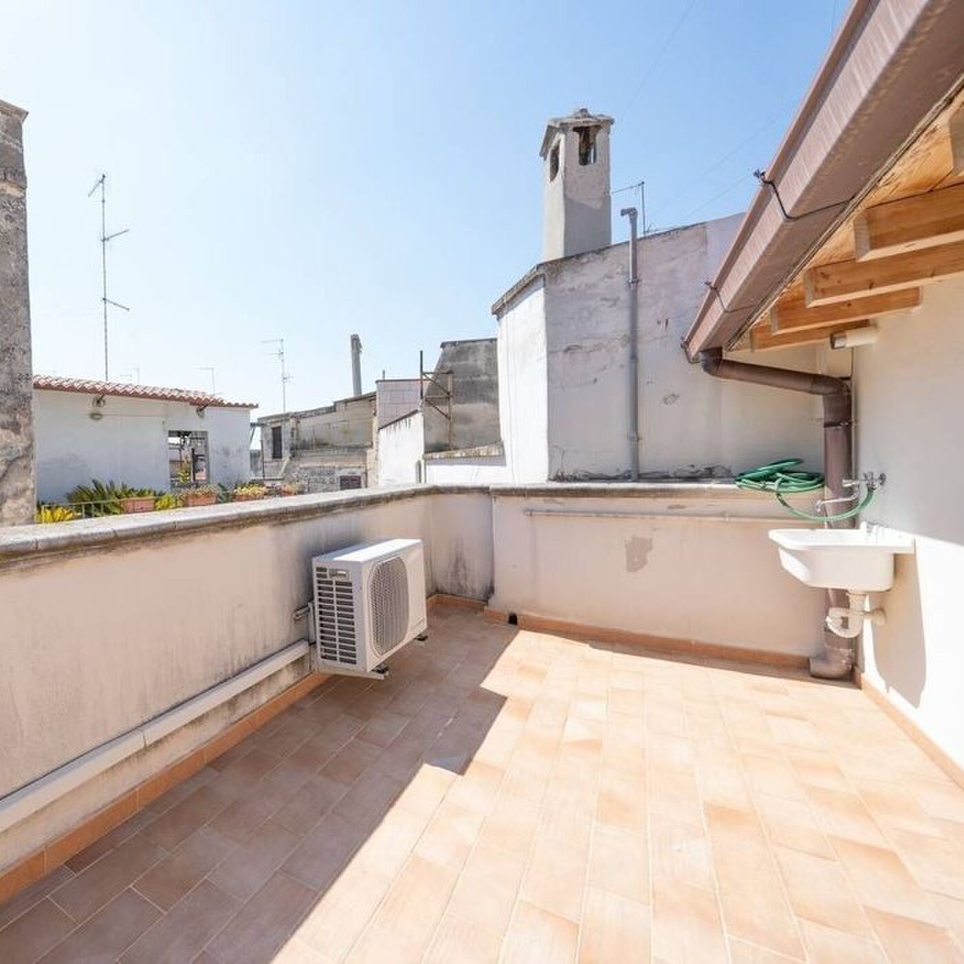 Het dakterras van het karakteristieke huisje in Itali&euml;