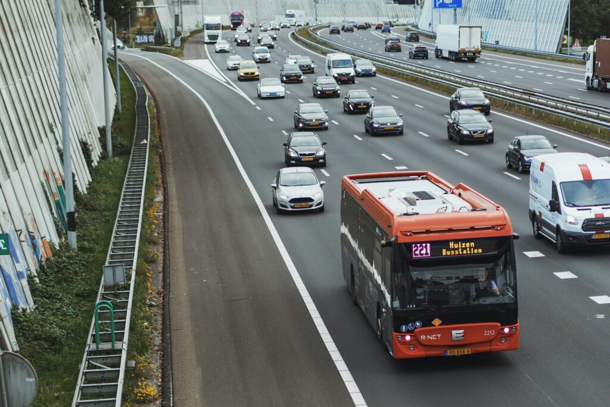 Verschillende auto's rijden op een Nederlandse snelweg