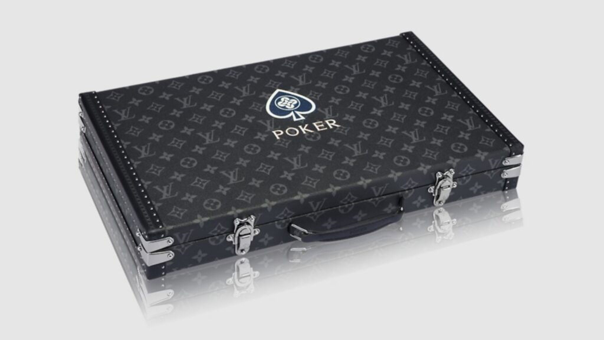 De buitenzijde van de pokerset van Louis Vuitton.