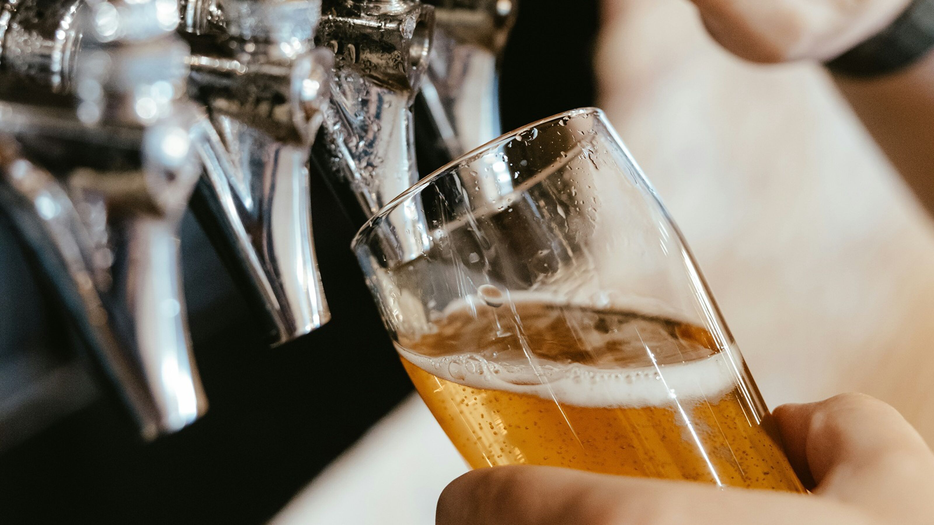 Een glas met isotoon bier.