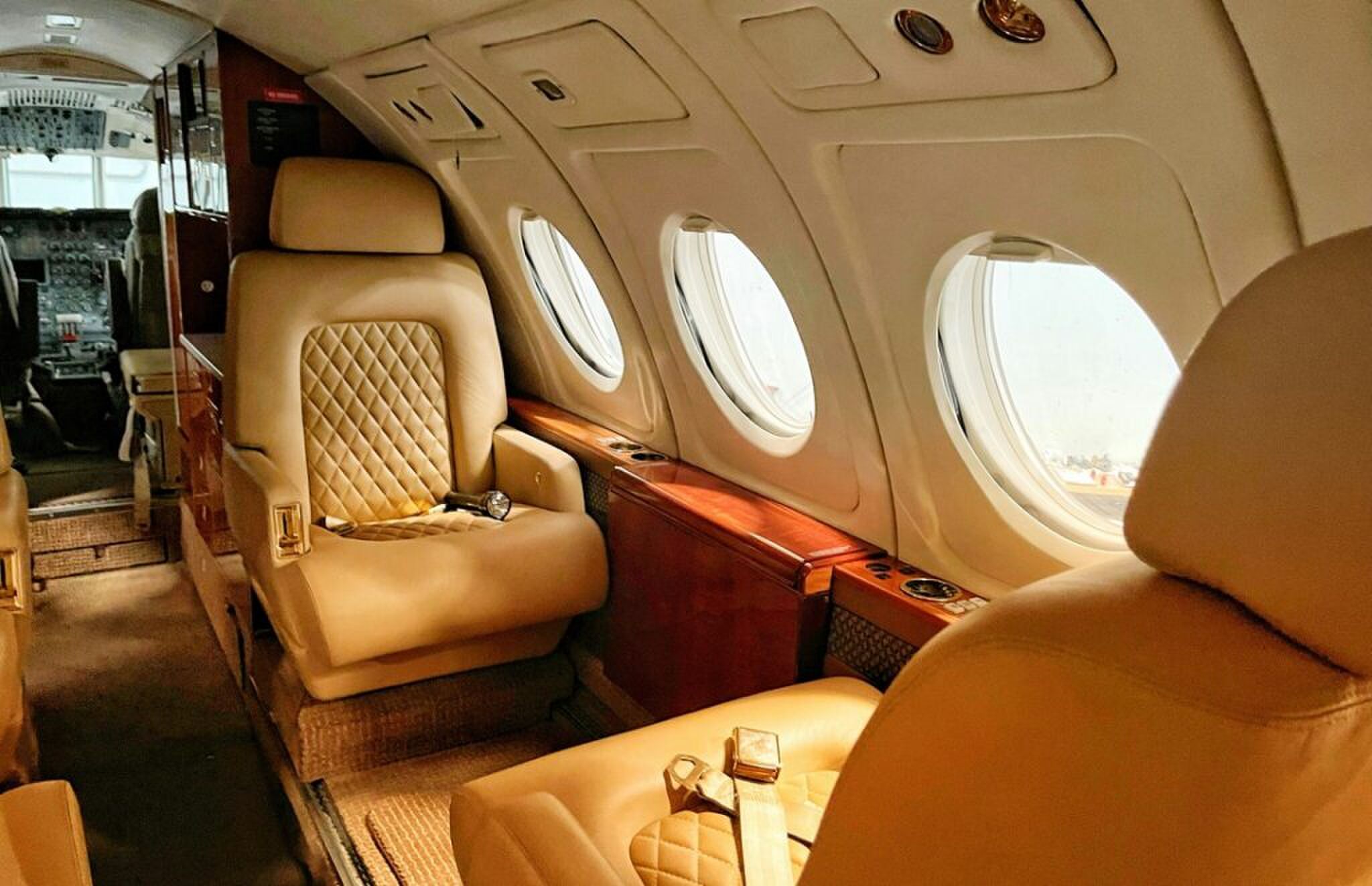 De binnenzijde van een van de vliegtuigen van Tom Cruise.