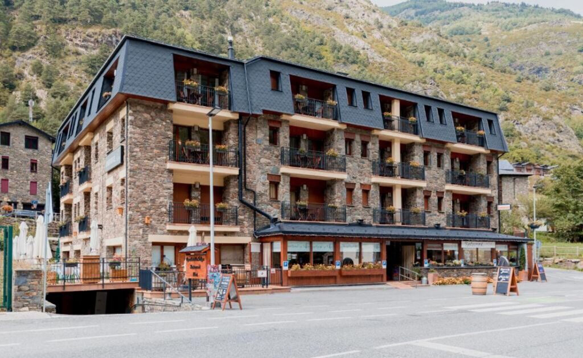 De voorzijde van het hotel van André uit Winter Vol Liefde.