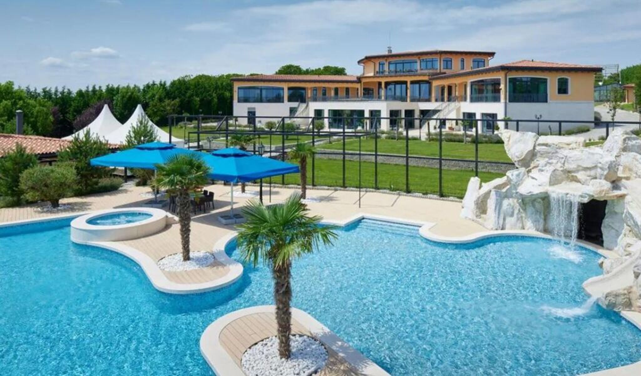 Het zwembad in de tuin van de villa van Novak Djokovic.