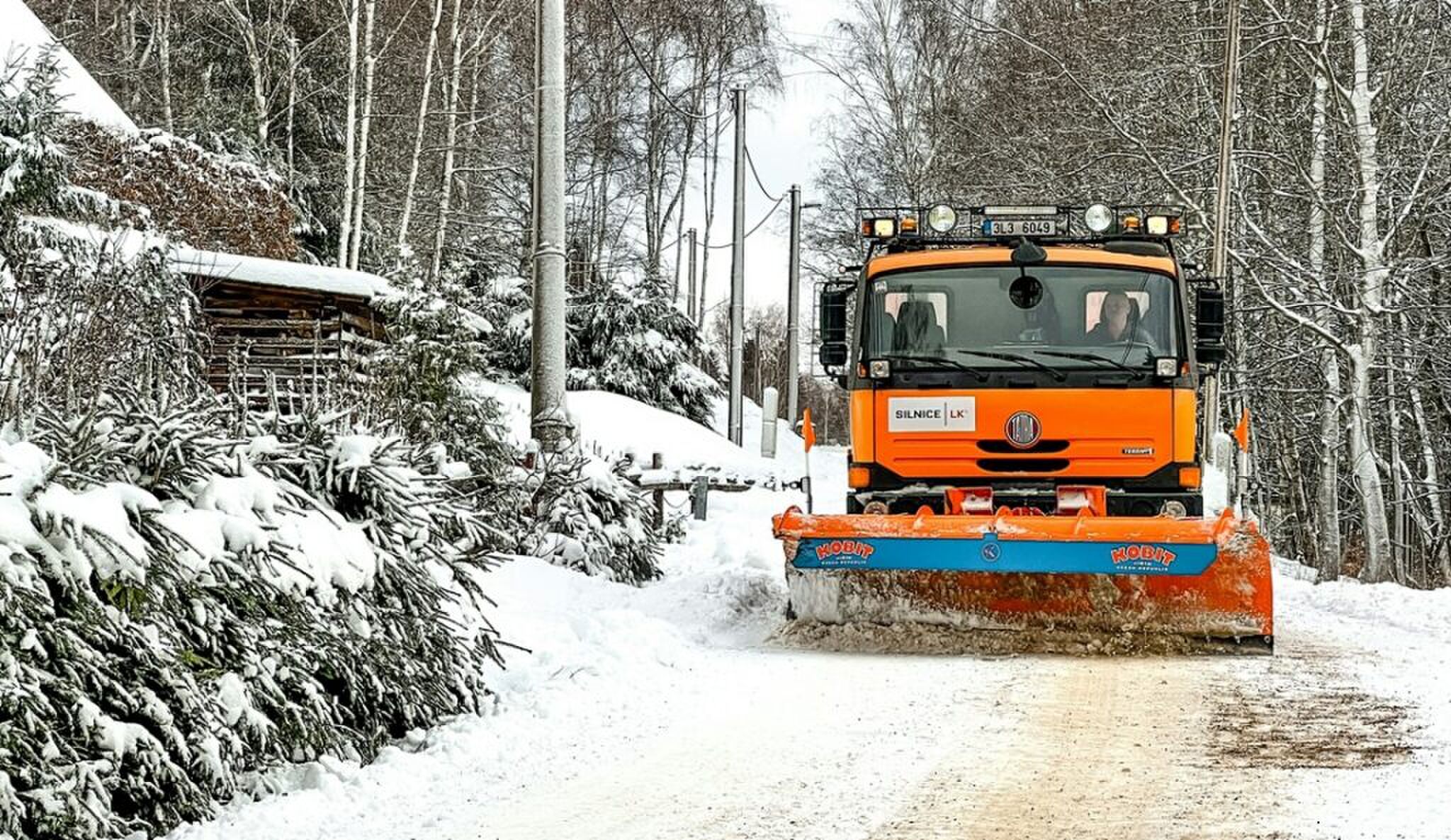 Een sneeuwschuiver op een gladde weg.