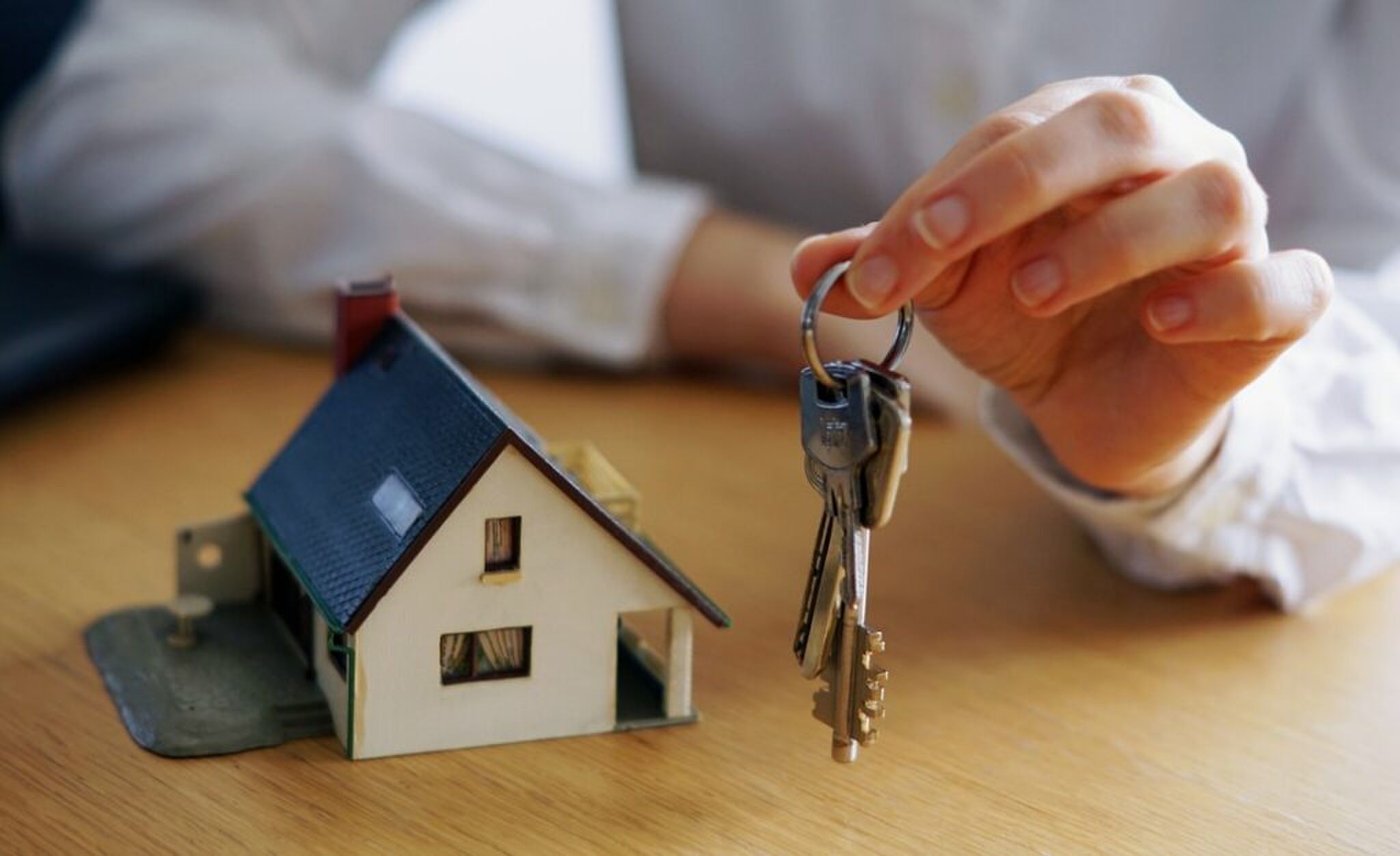 Miniatuur huis met sleutels