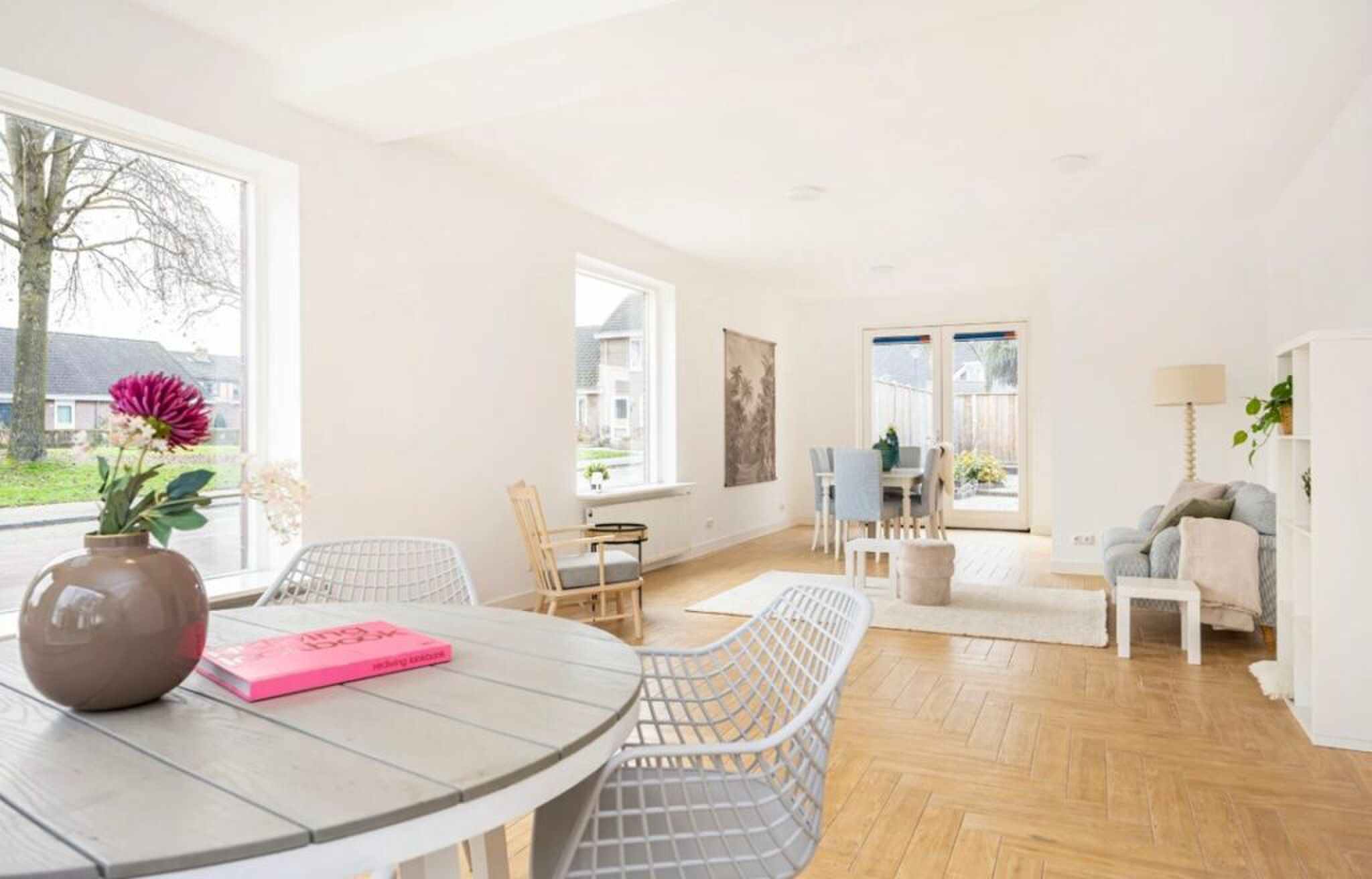 De woonkamer van de omgebouwde woning in Enschede.