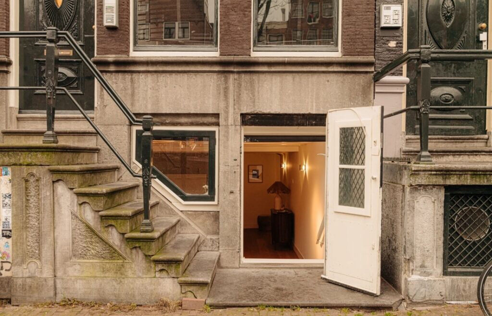 De entree van de woning aan de Amsterdamse grachten.