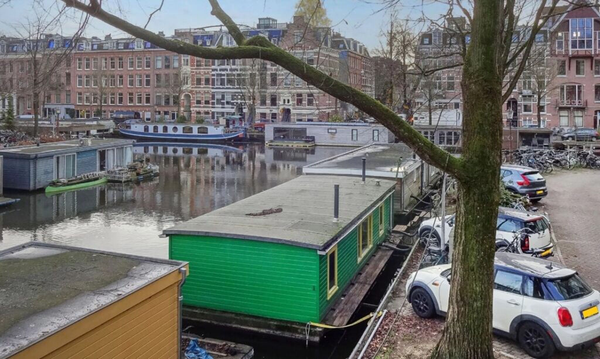 Het exterieur van de woonboot in Amsterdam.