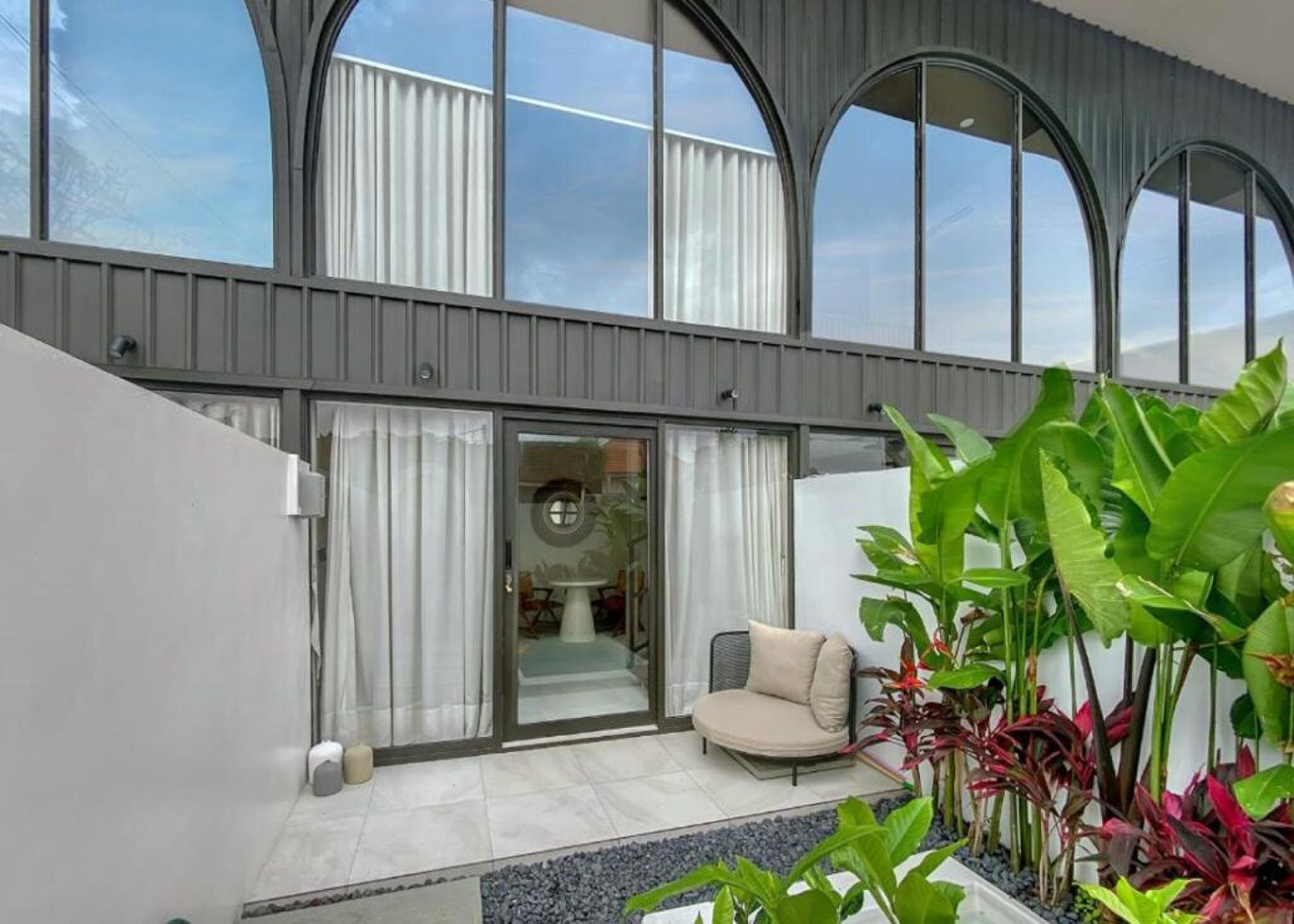 De voorzijde van het huisje.