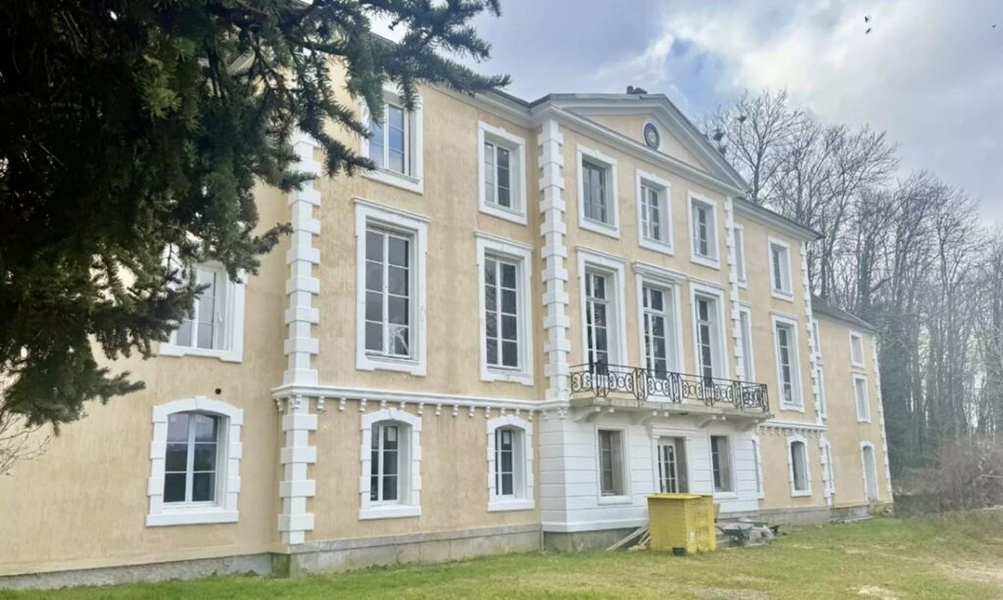 De gevel van het kasteel in Frankrijk.