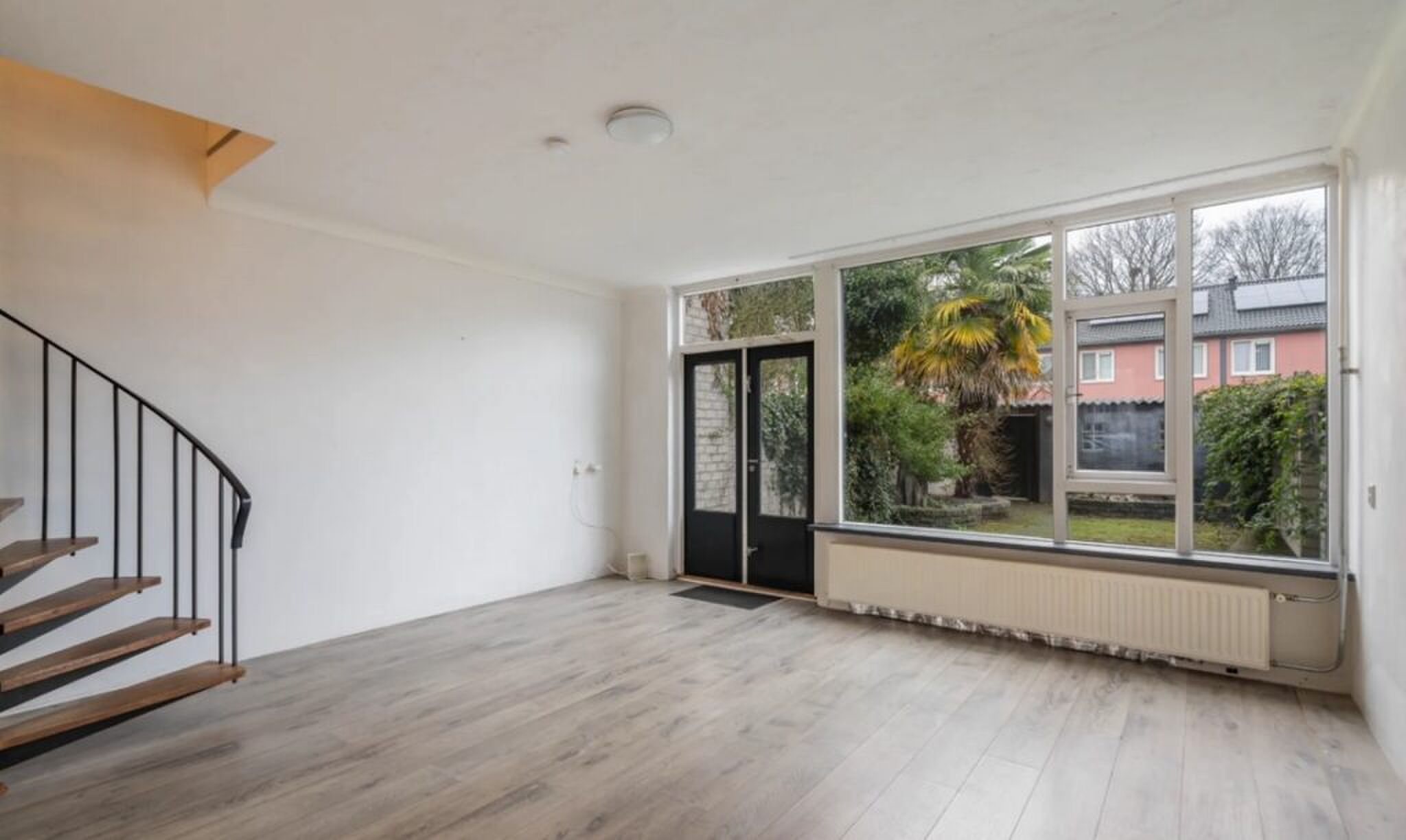 De woonkamer van de woning in Weert.