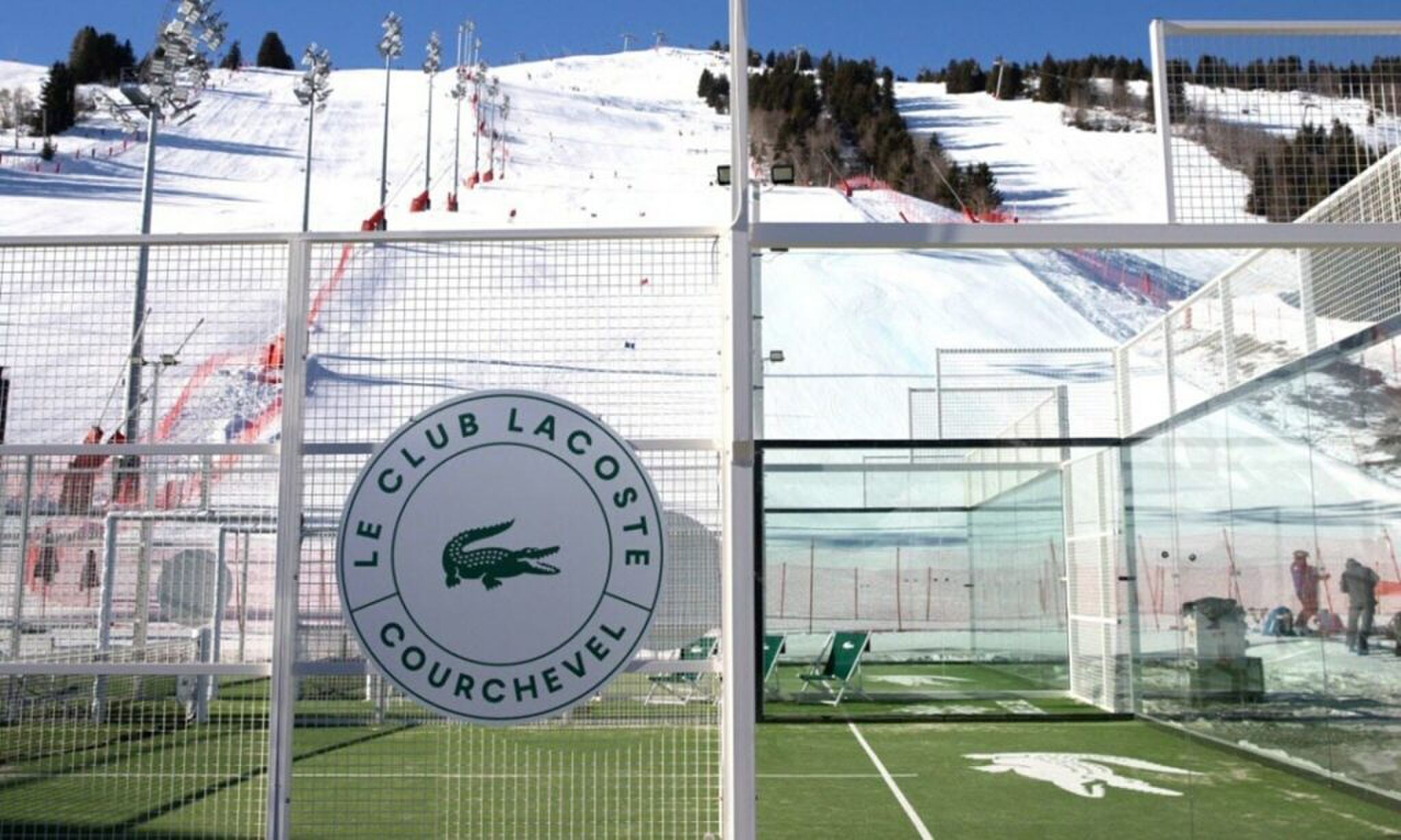 De unieke padelbaan van Lacoste in de Alpen.