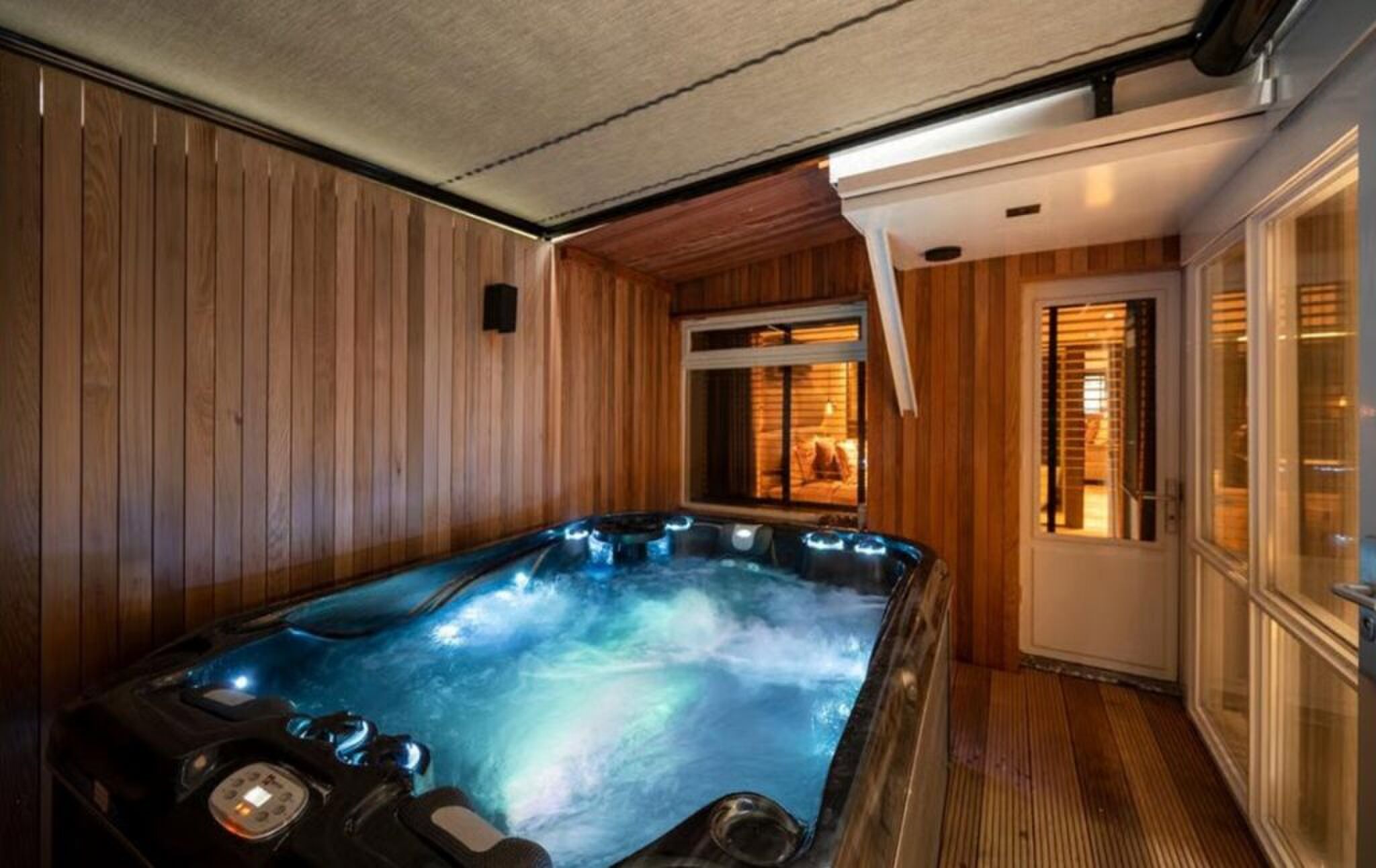De jacuzzi in het appartement.