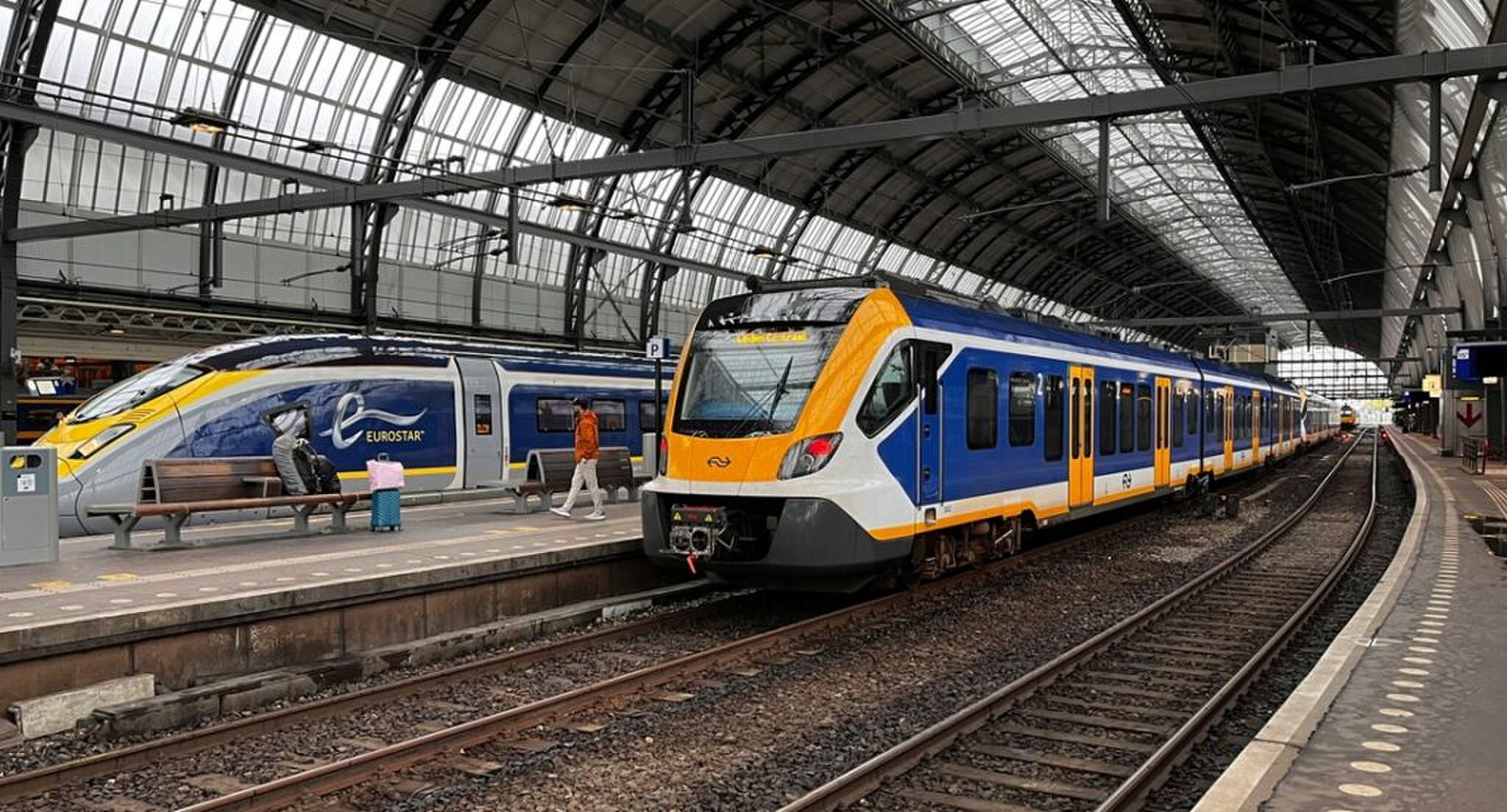 Twee treinen op een station.