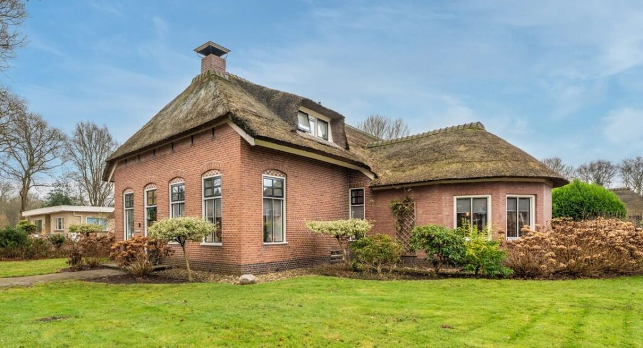 De achterzijde van de luxe woonboerderij