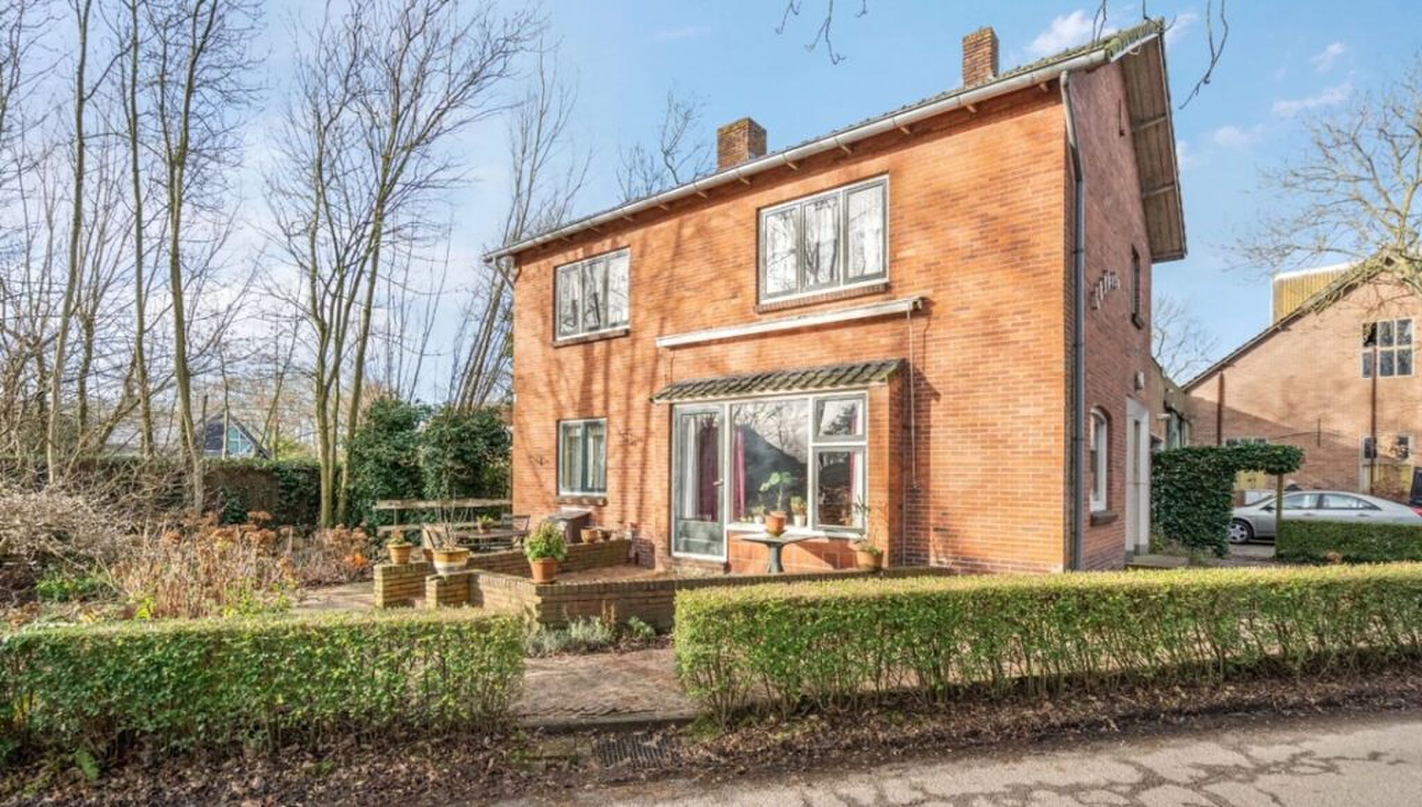 Het huis dat aan de achterzijde op een vuilnisbelt lijkt