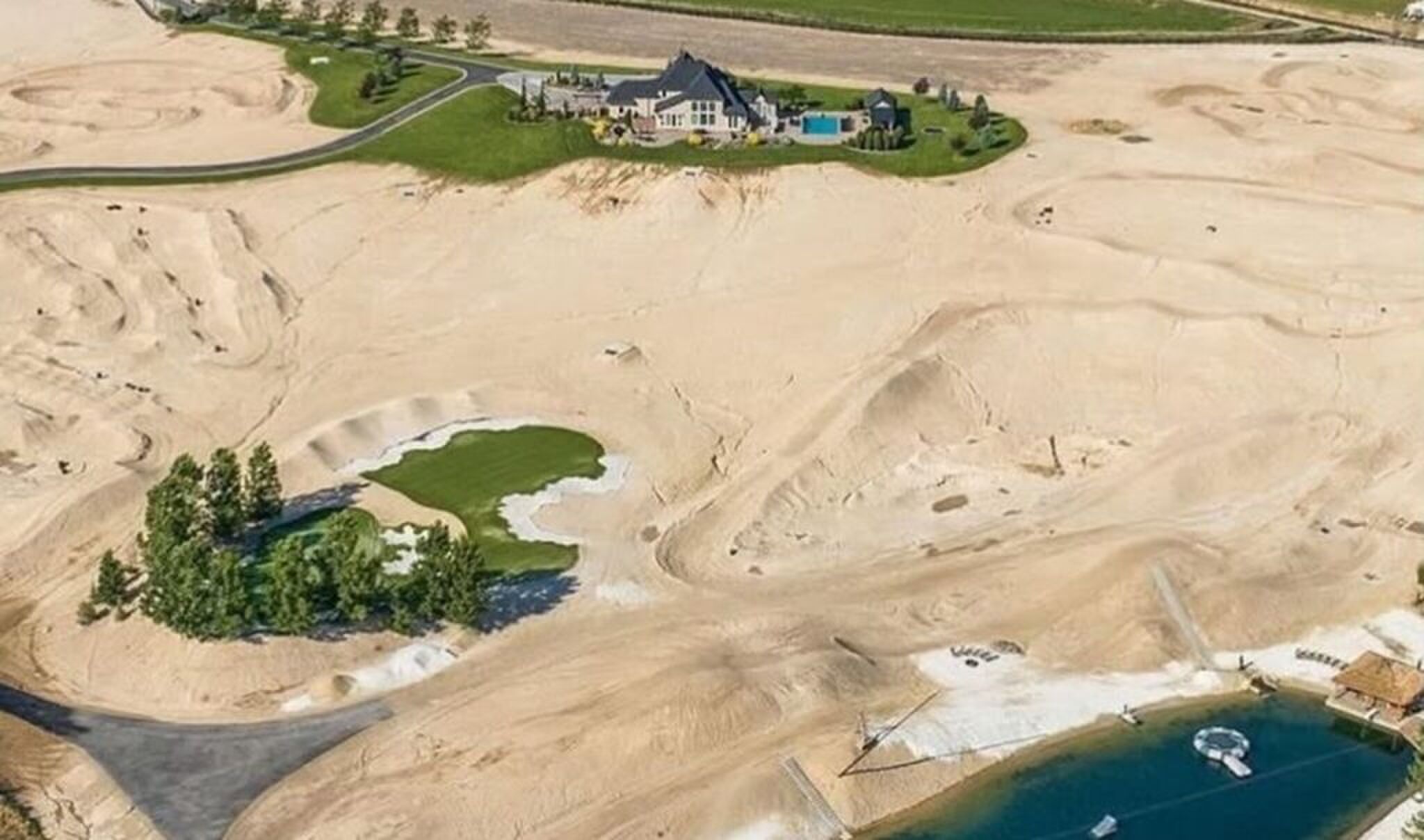 De enorme achtertuin van de woning in Idaho.