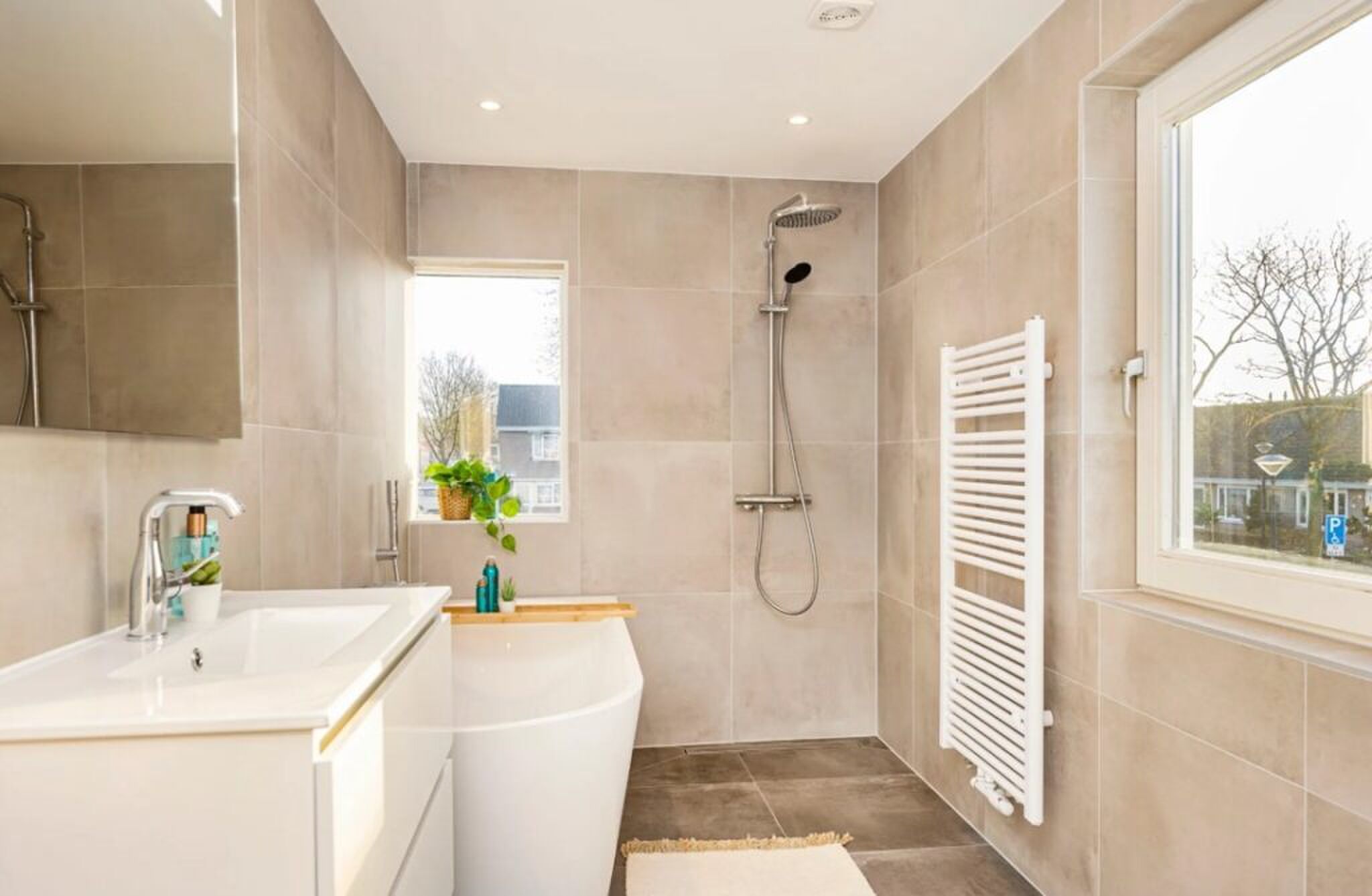 De vernieuwde badkamer.