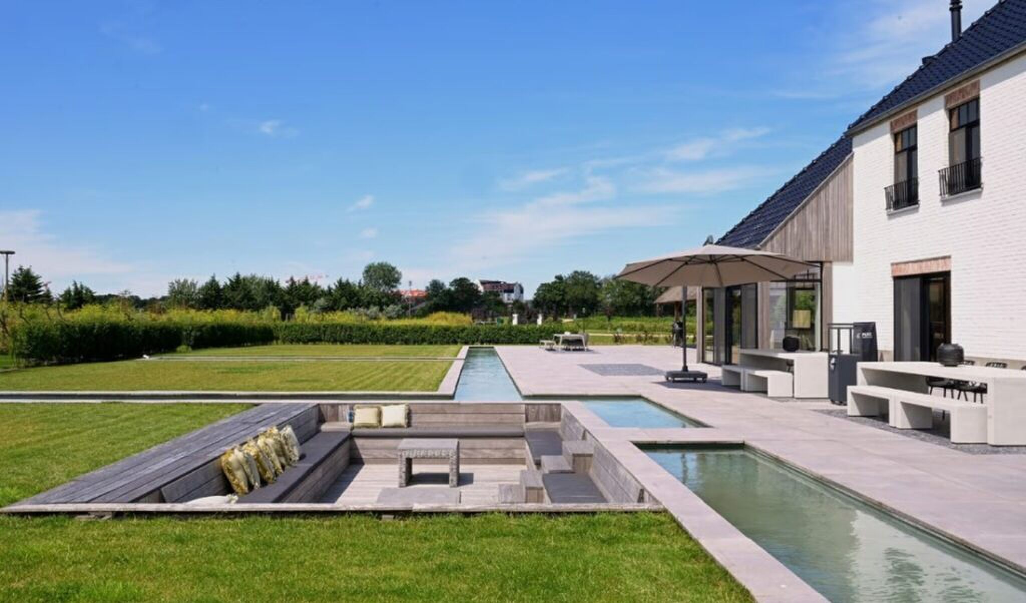 De op maat gemaakte vijver in de tuin.