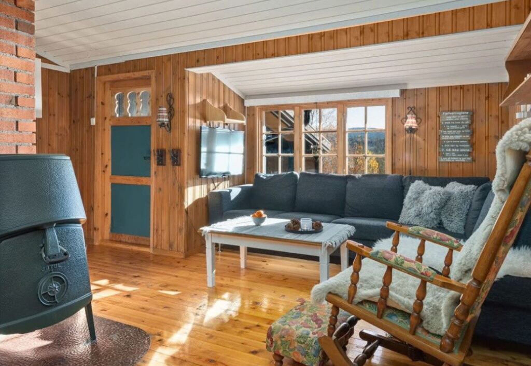De woonkamer van de woning in Noorwegen.