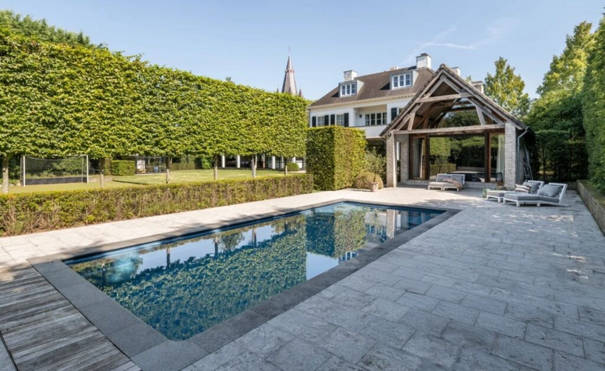 De achtertuin met zwembad.