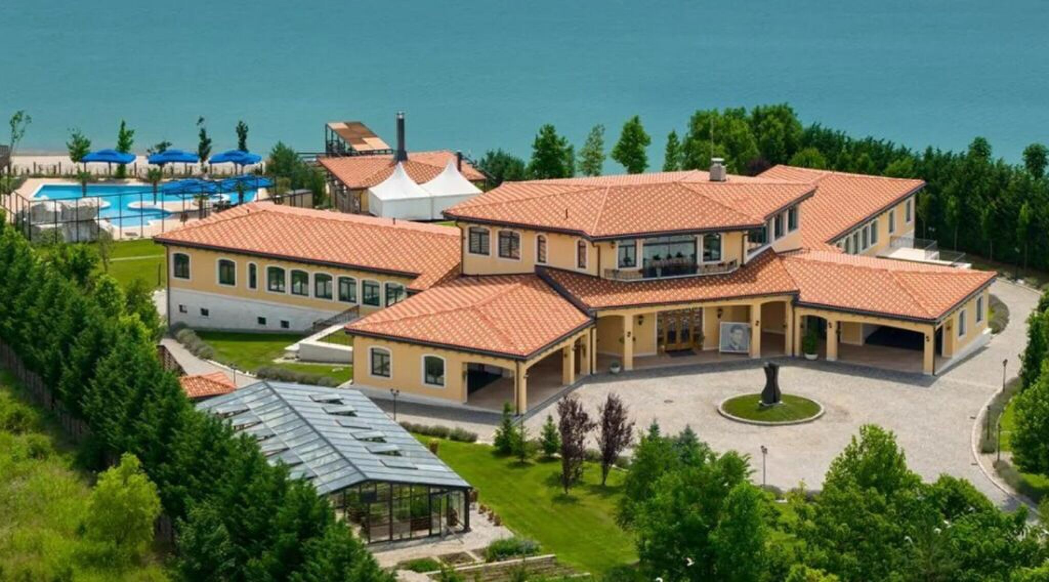 Het exterieur van de villa van Novak Djokovic.