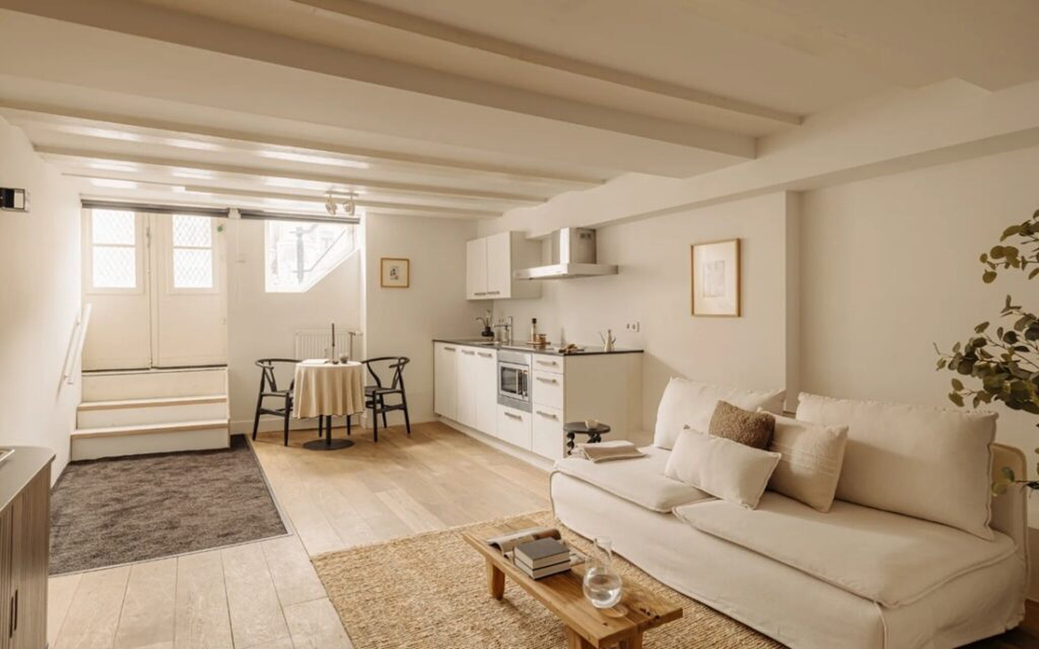 De living van de woning aan de Amsterdamse grachten.