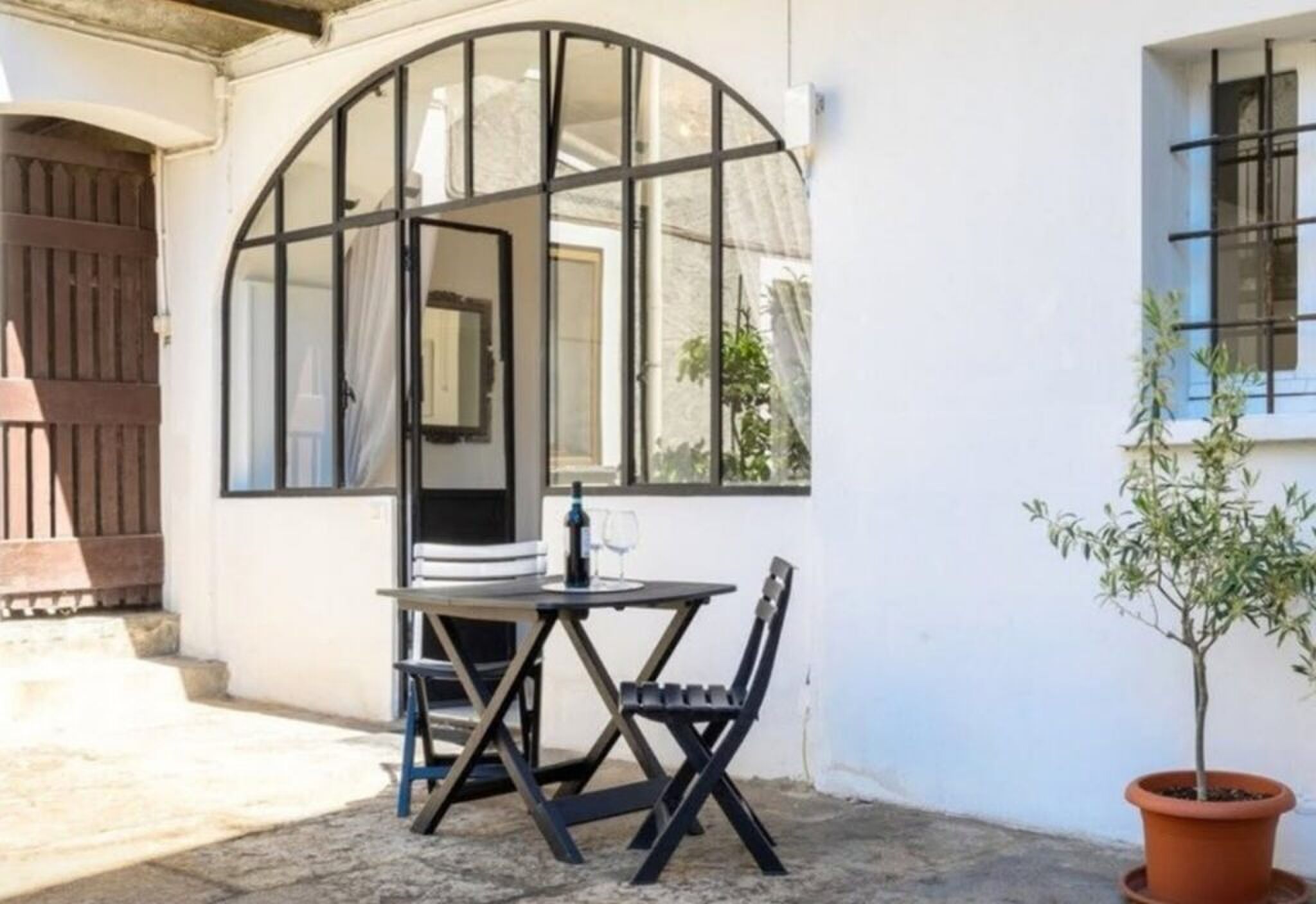 De zonovergoten buitenruimte.