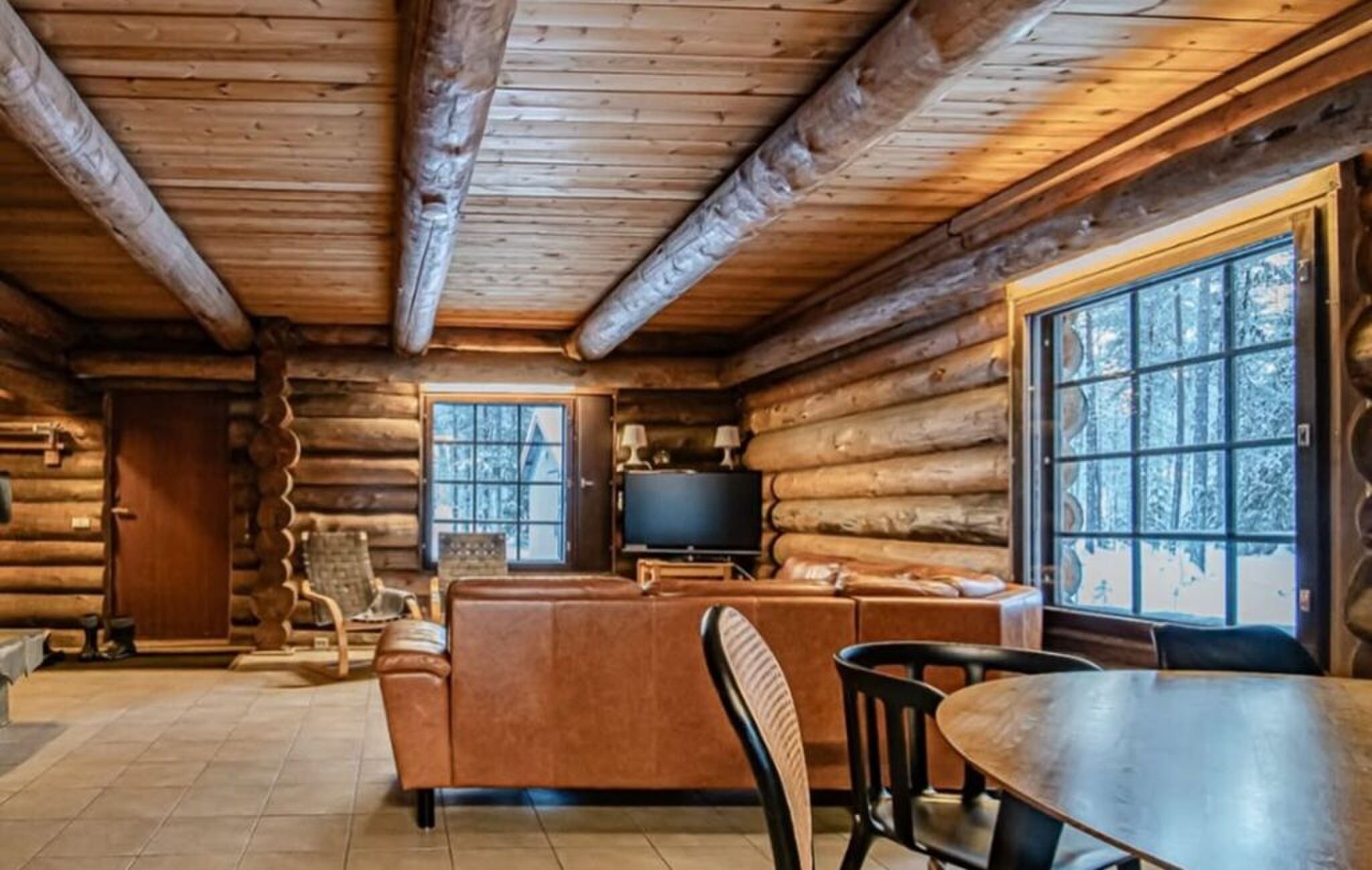 De woonkamer van het in Lapland gelegen huis.