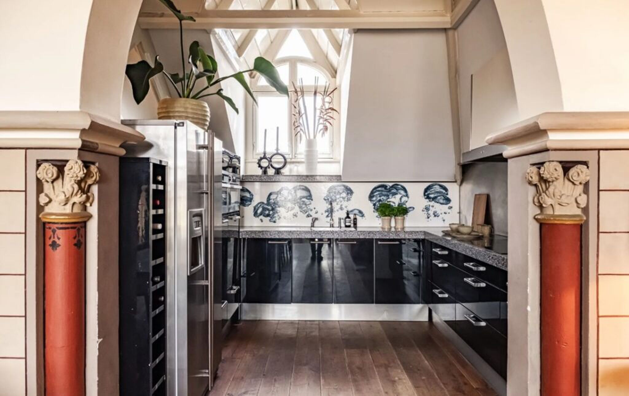 De keuken in het appartement van Giel Beelen.