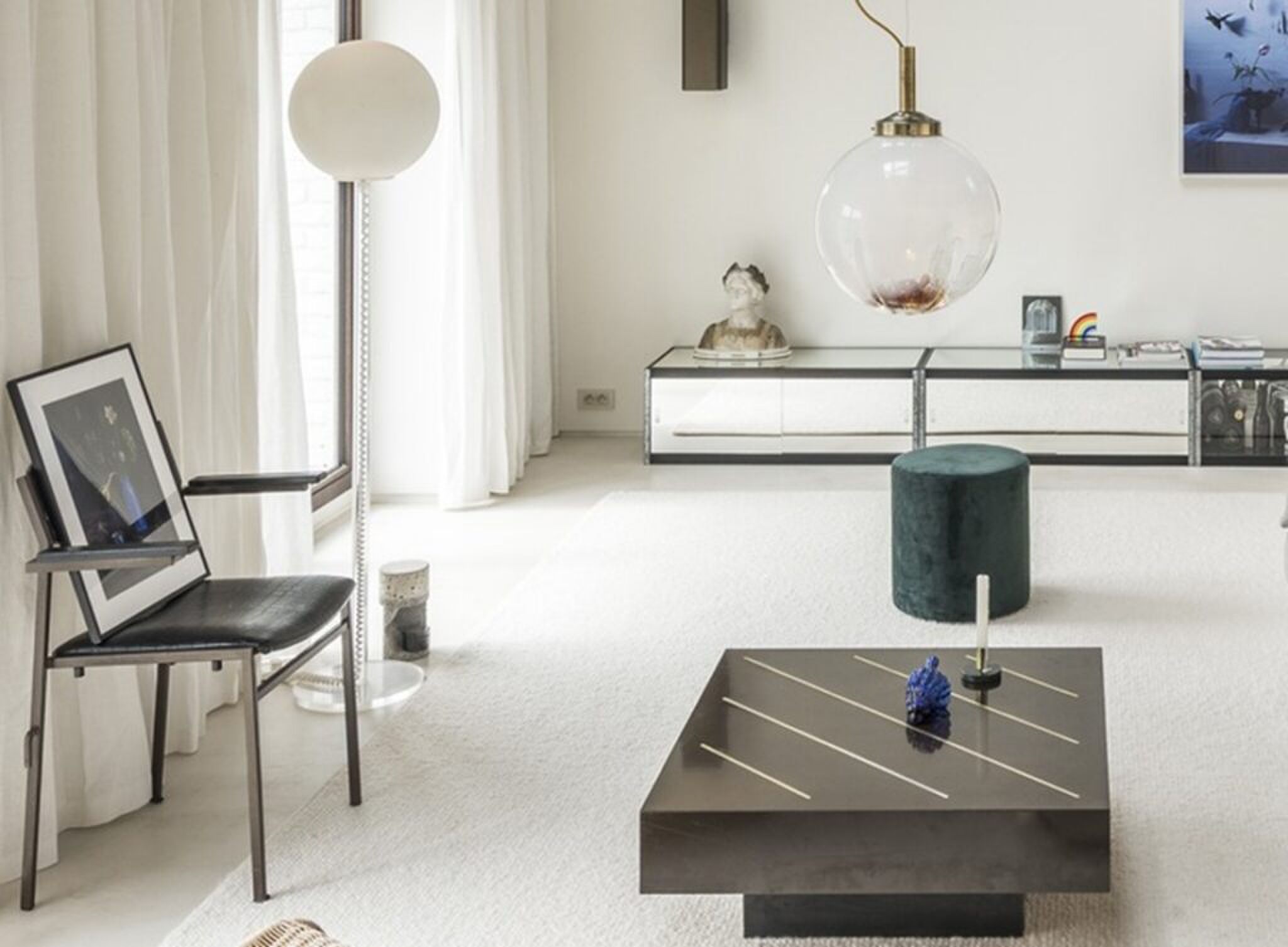 De modern ingerichte woonkamer van het huis in Gent.