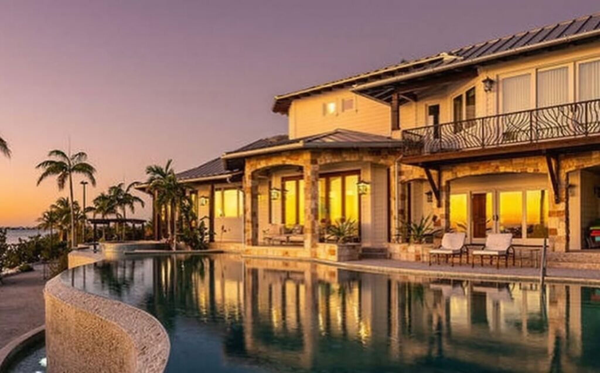 Het exterieur van de villa van Sydney Sweeney.