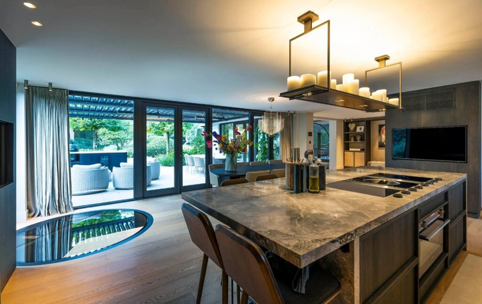 De keuken met het luik naar de sportschool.