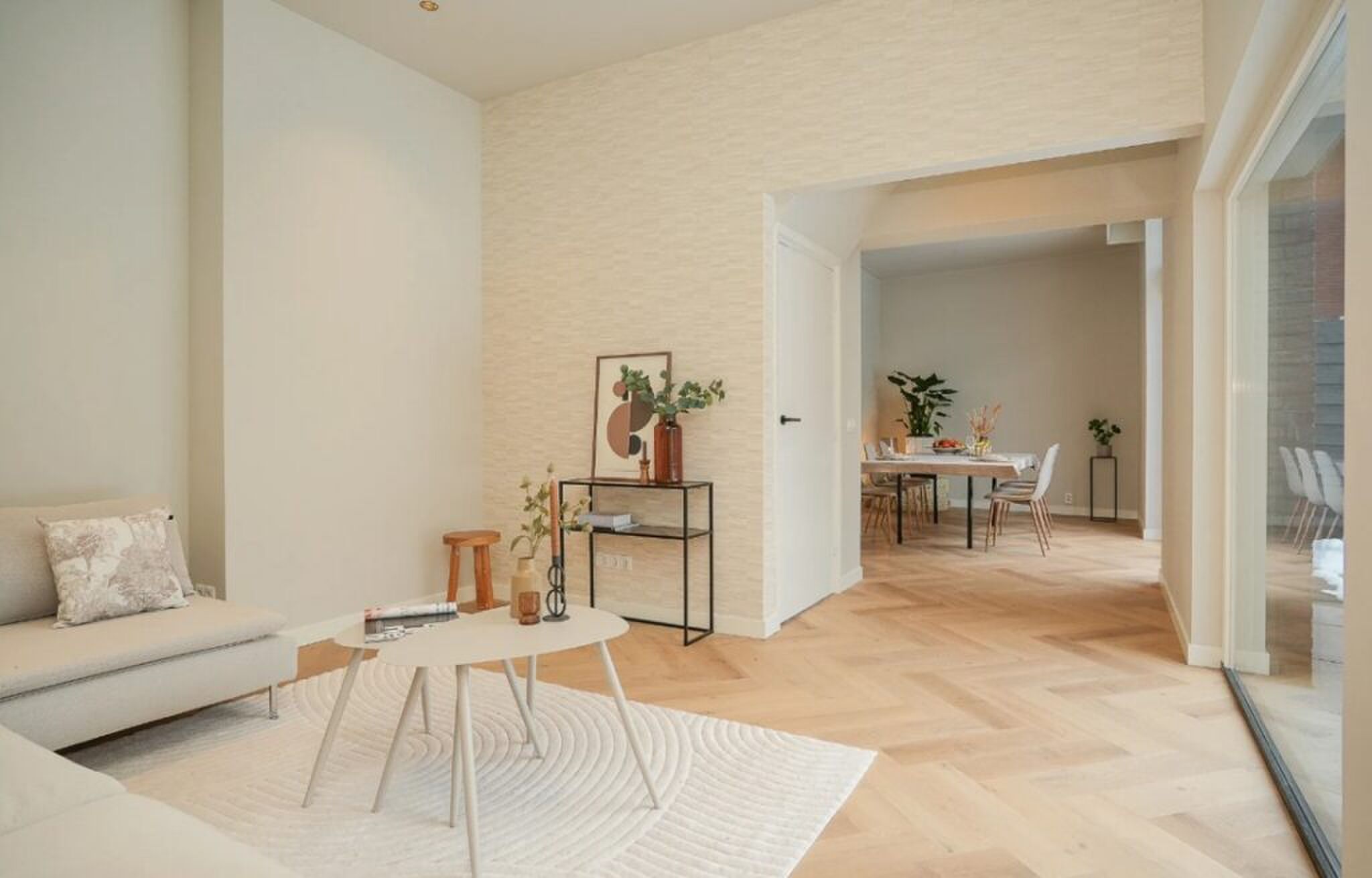 De volledig vernieuwde woonkamer.