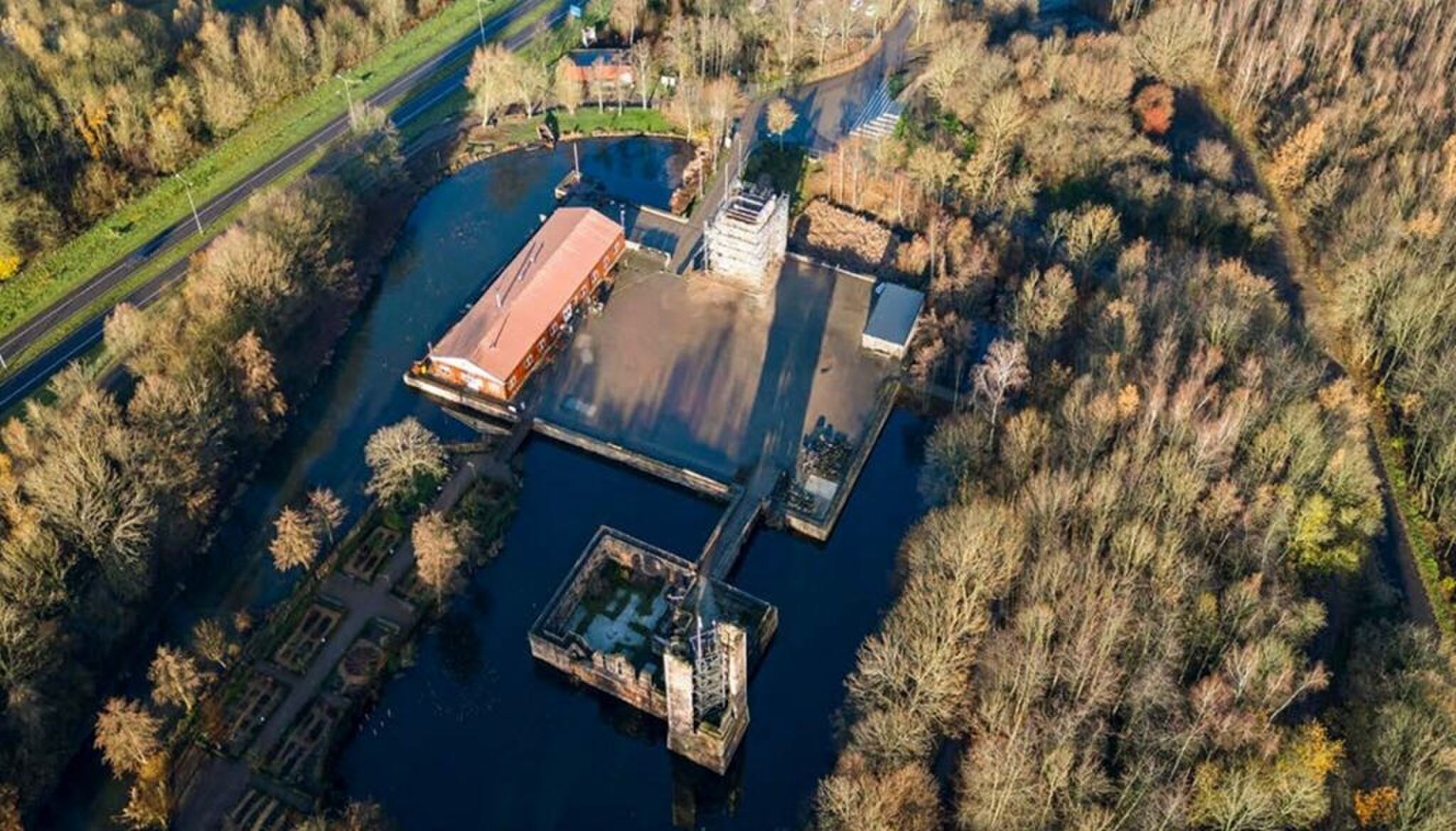 Het royale perceel waar het kasteel op staat.