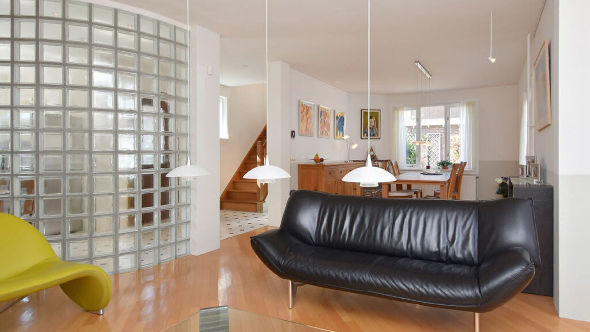 De living van de woning van Dennis Weening.