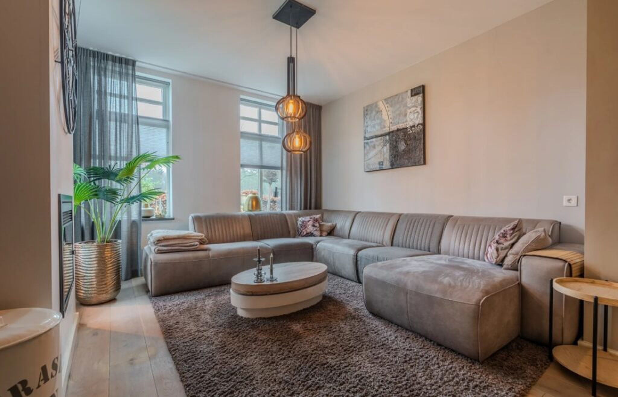 De luxe living van de te koop staande woonboerderij