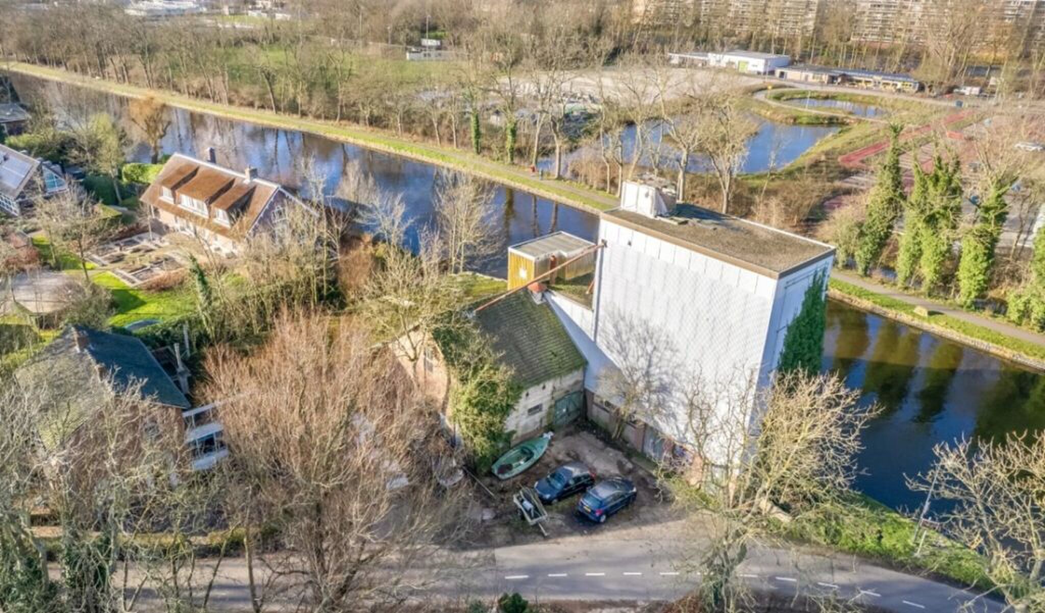 Een overzicht van het gehele perceel