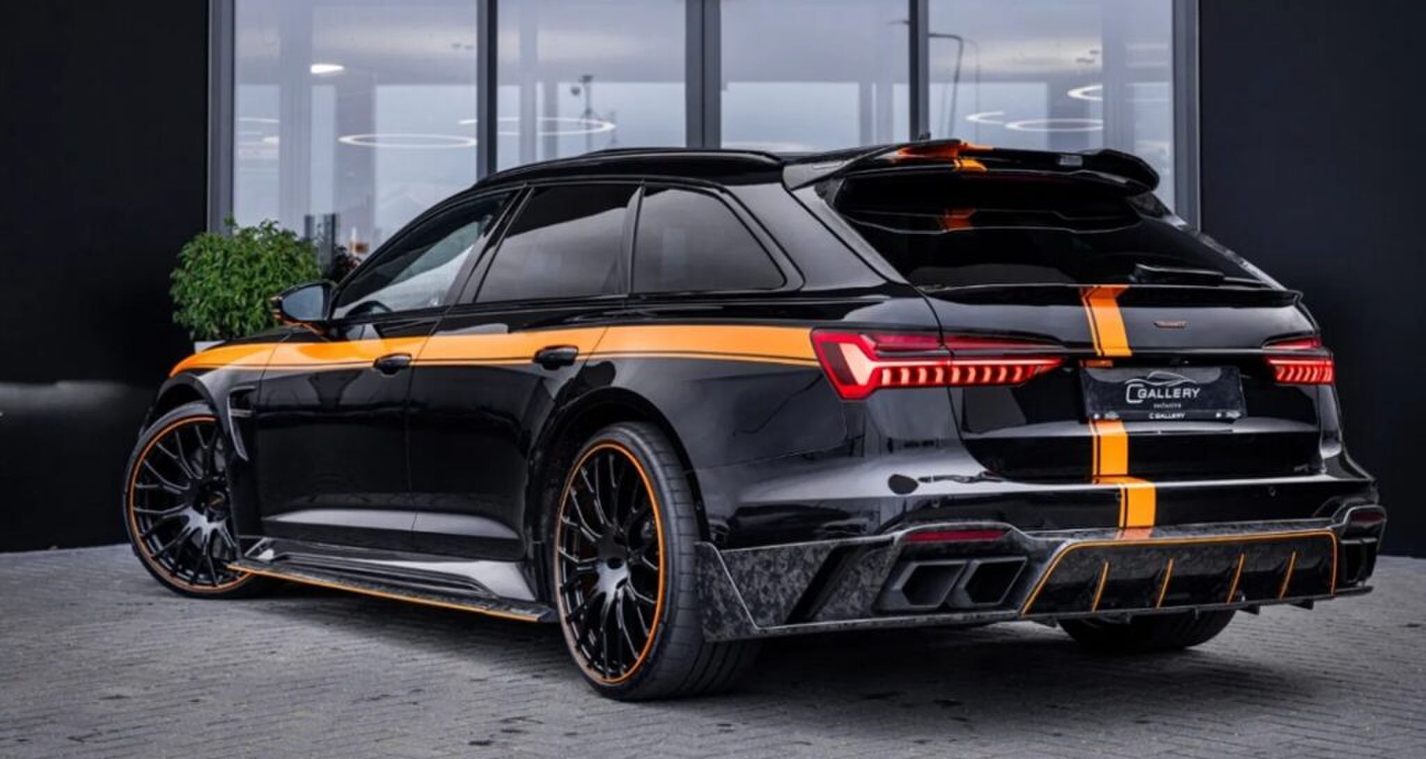 De achterzijde van de voormalige Audi van Franck Rib&eacute;ry.