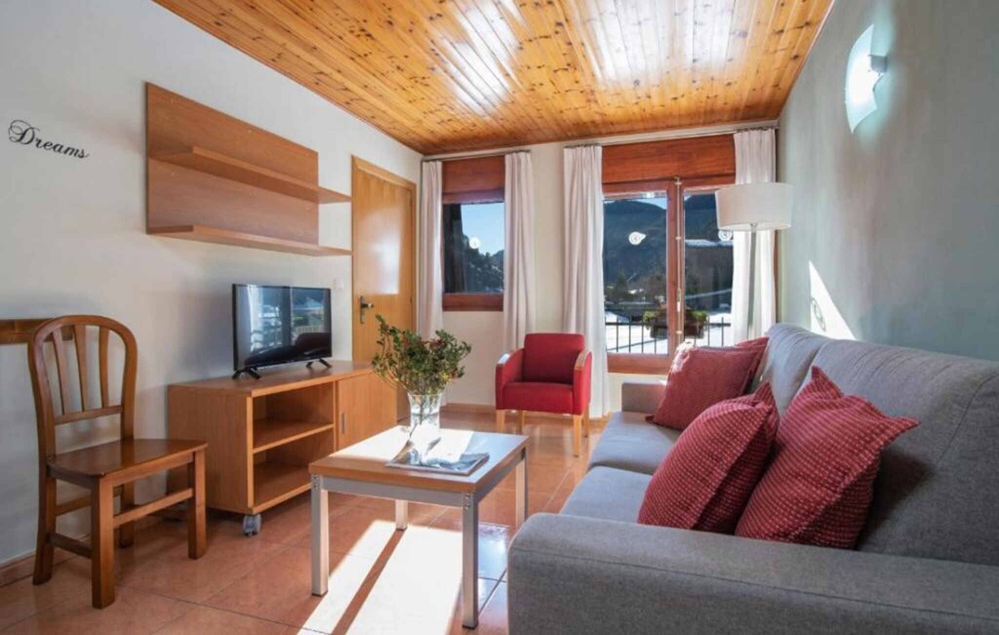 De living van een van de hotelkamers.