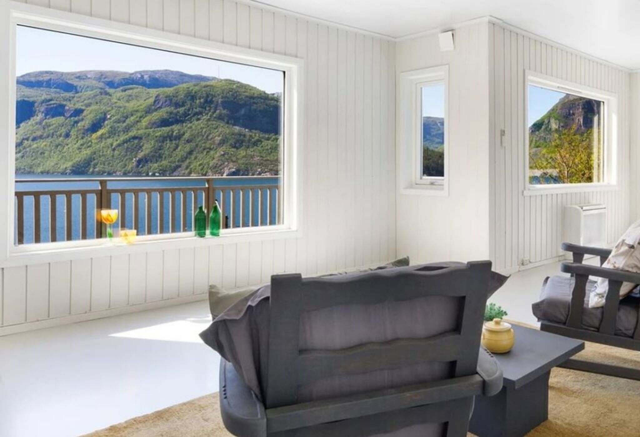 De woonkamer van de woning in Noorwegen.