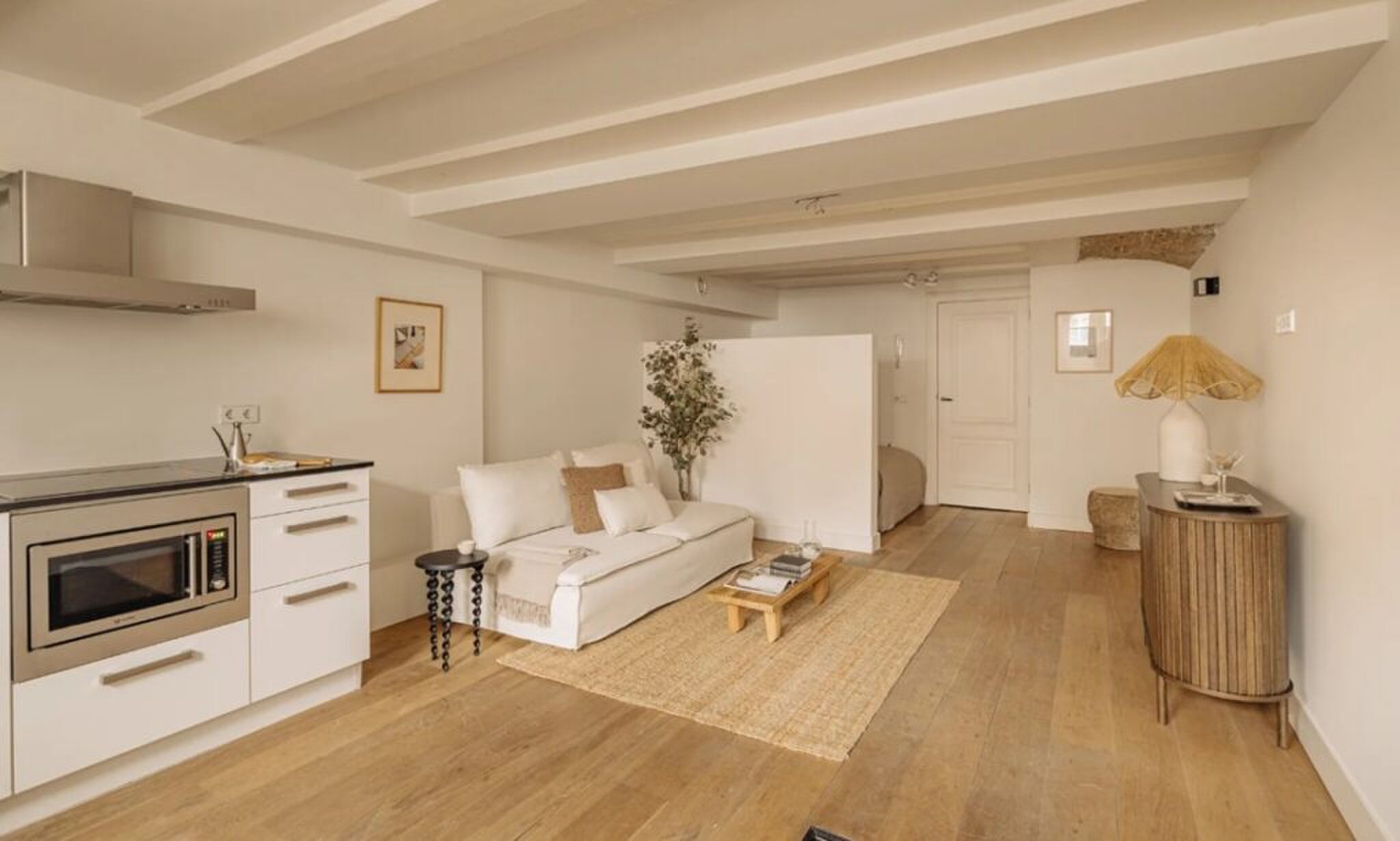 De woonkamer en keuken.