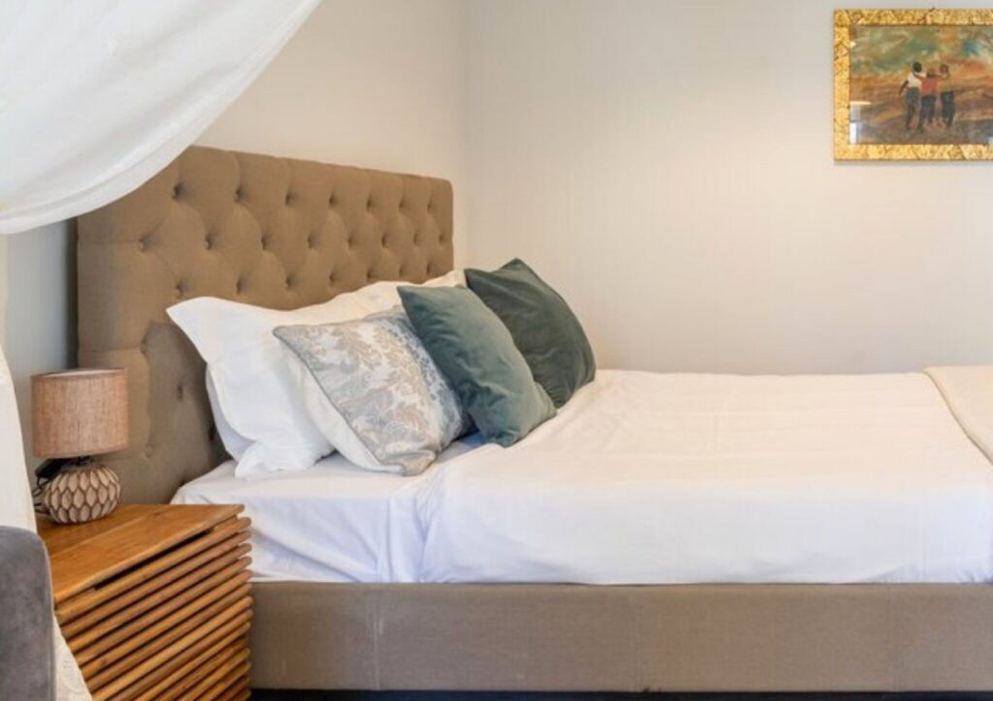 Het kingsize bed in de slaapkamer.