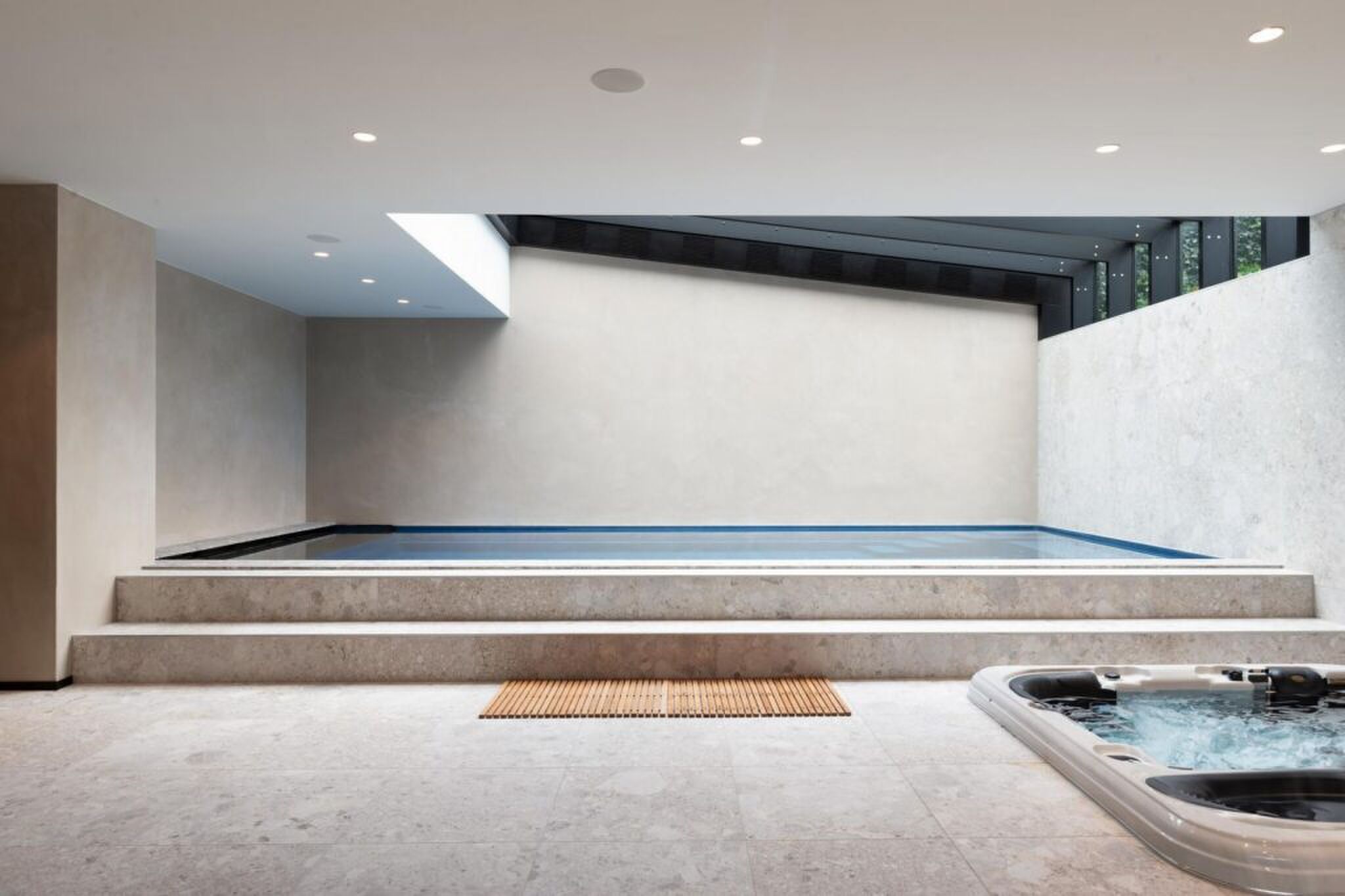 Het zwembad en het bubbelbad.