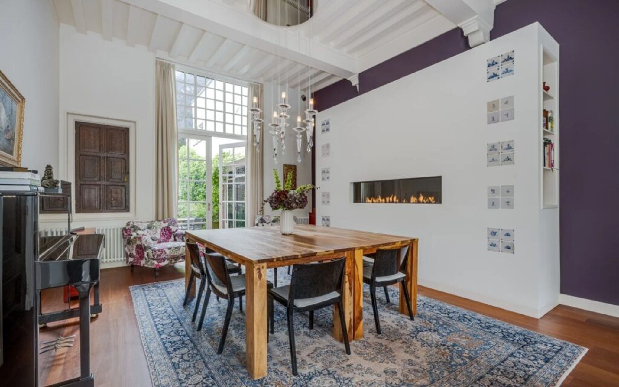 De eetkamer met moderne haard.