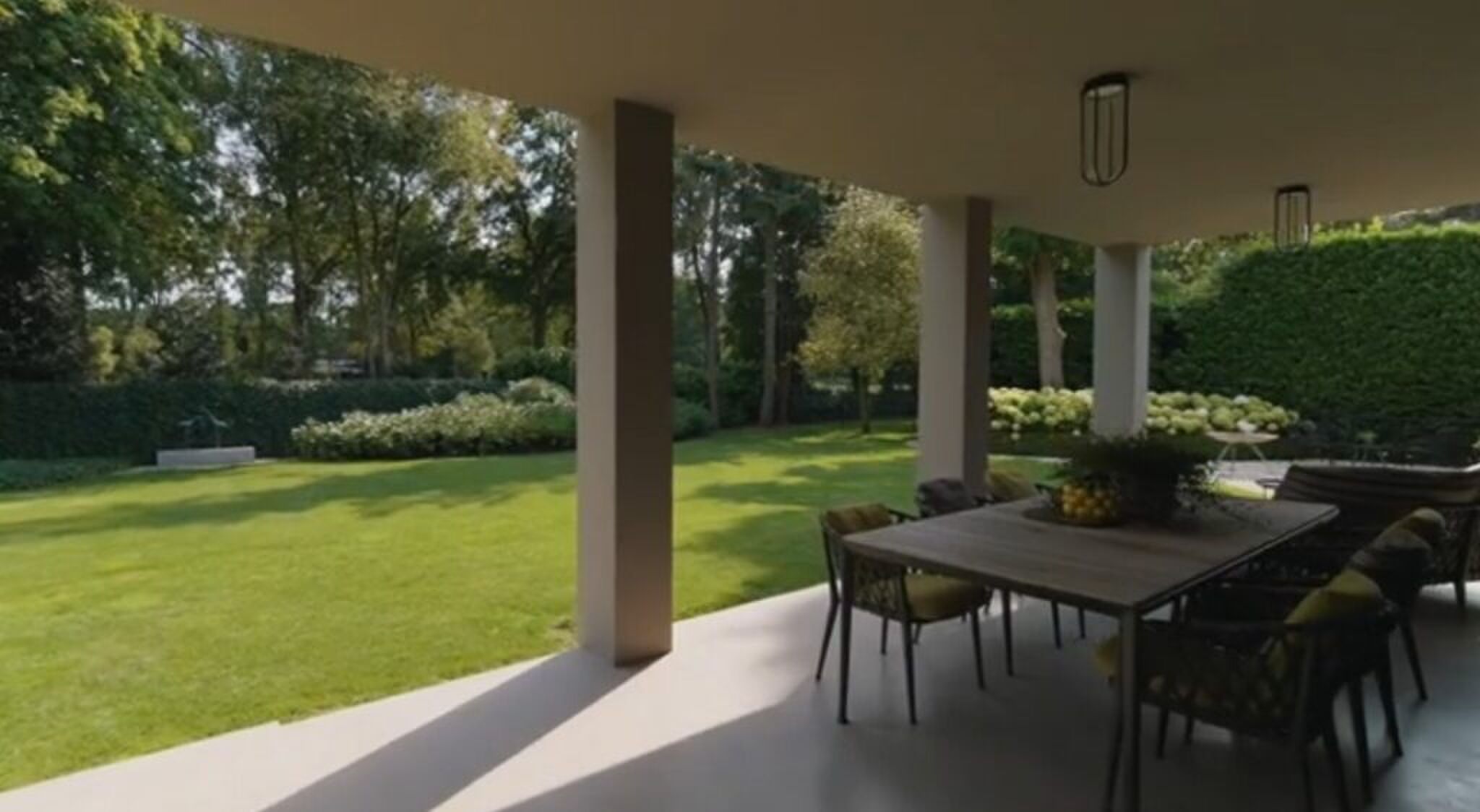 De ruime achtertuin.