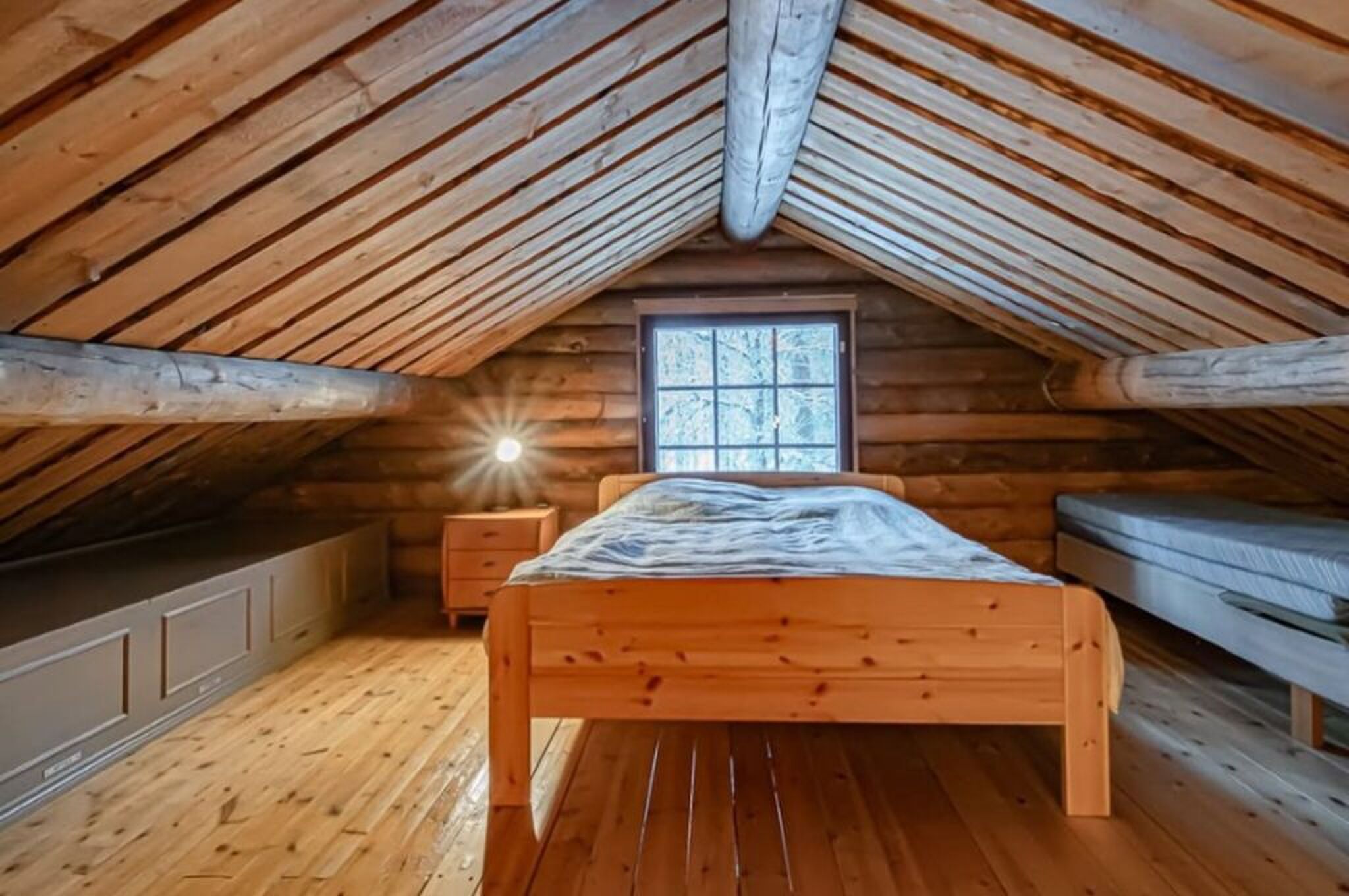 De hoofdslaapkamer met kingsize bed.